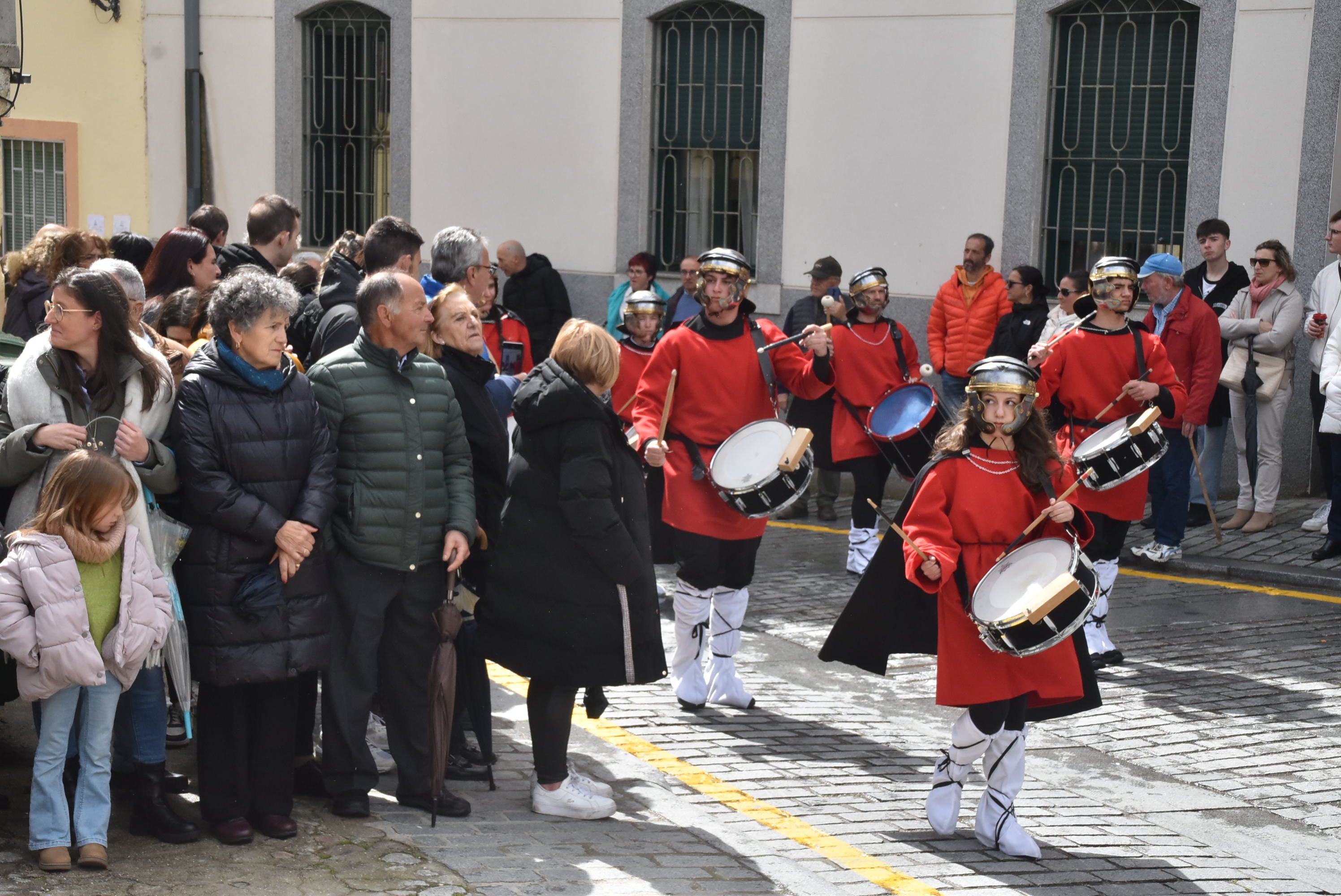 Béjar reta a la lluvia y escenifica la sentencia de Jesús en la Plaza Mayor