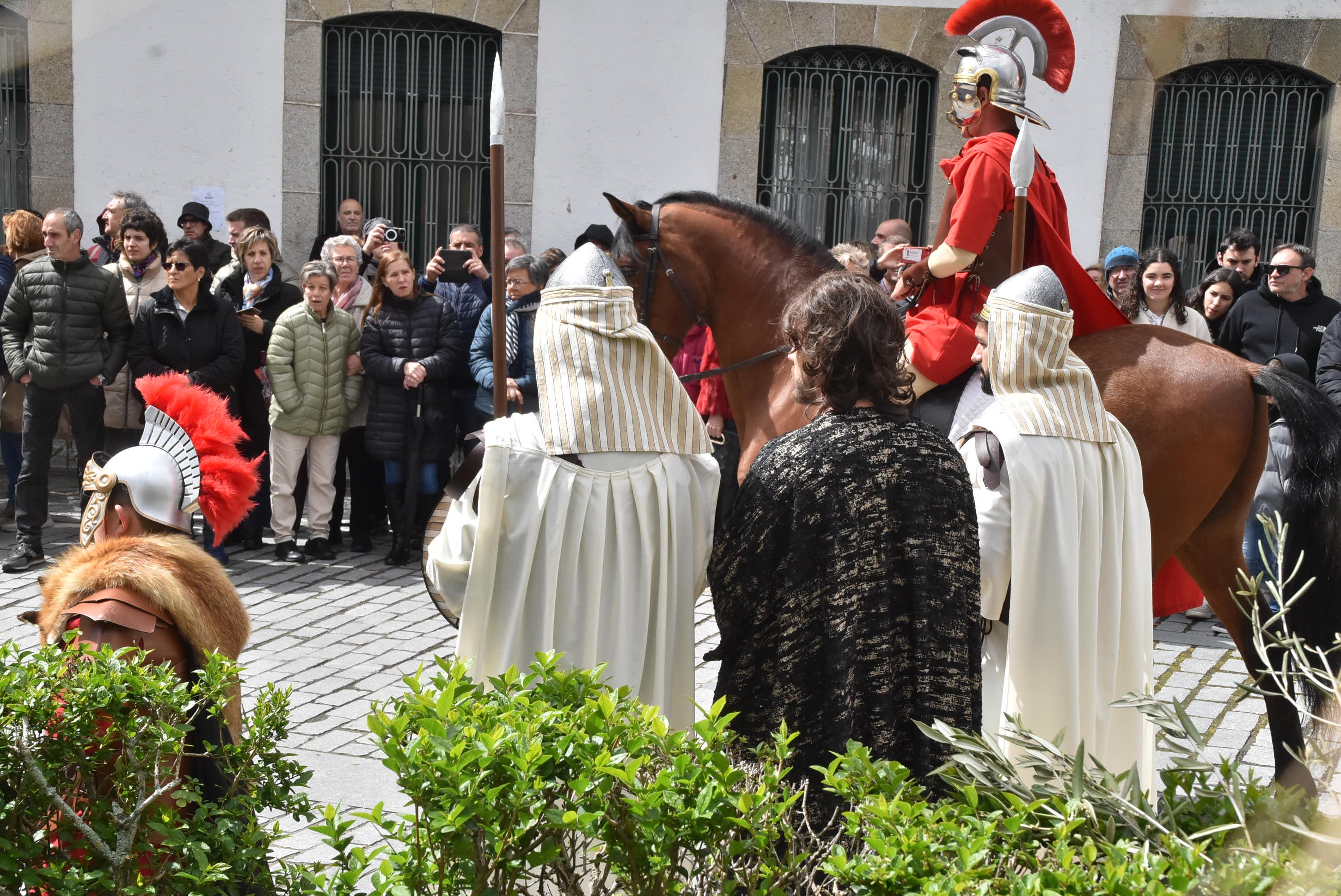 Béjar reta a la lluvia y escenifica la sentencia de Jesús en la Plaza Mayor