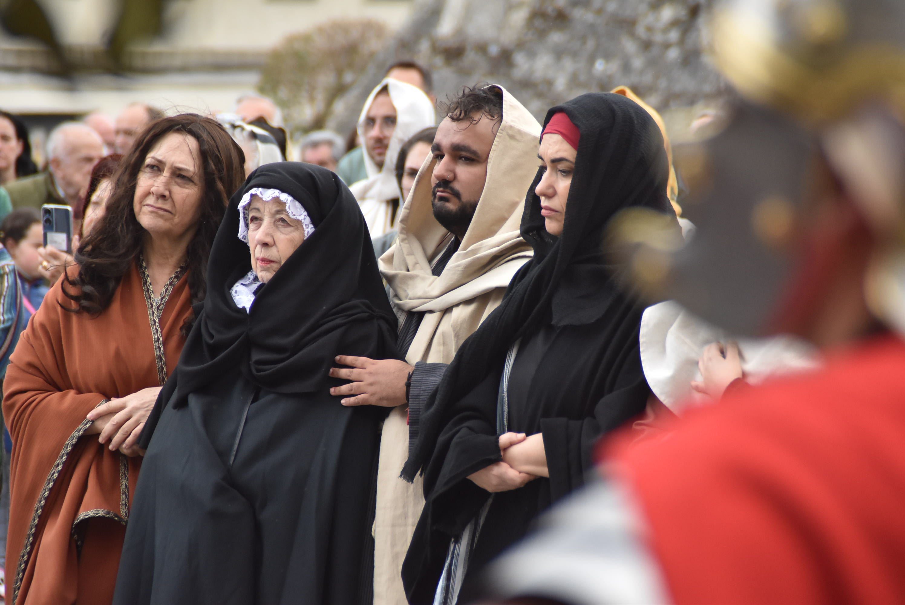 Béjar reta a la lluvia y escenifica la sentencia de Jesús en la Plaza Mayor