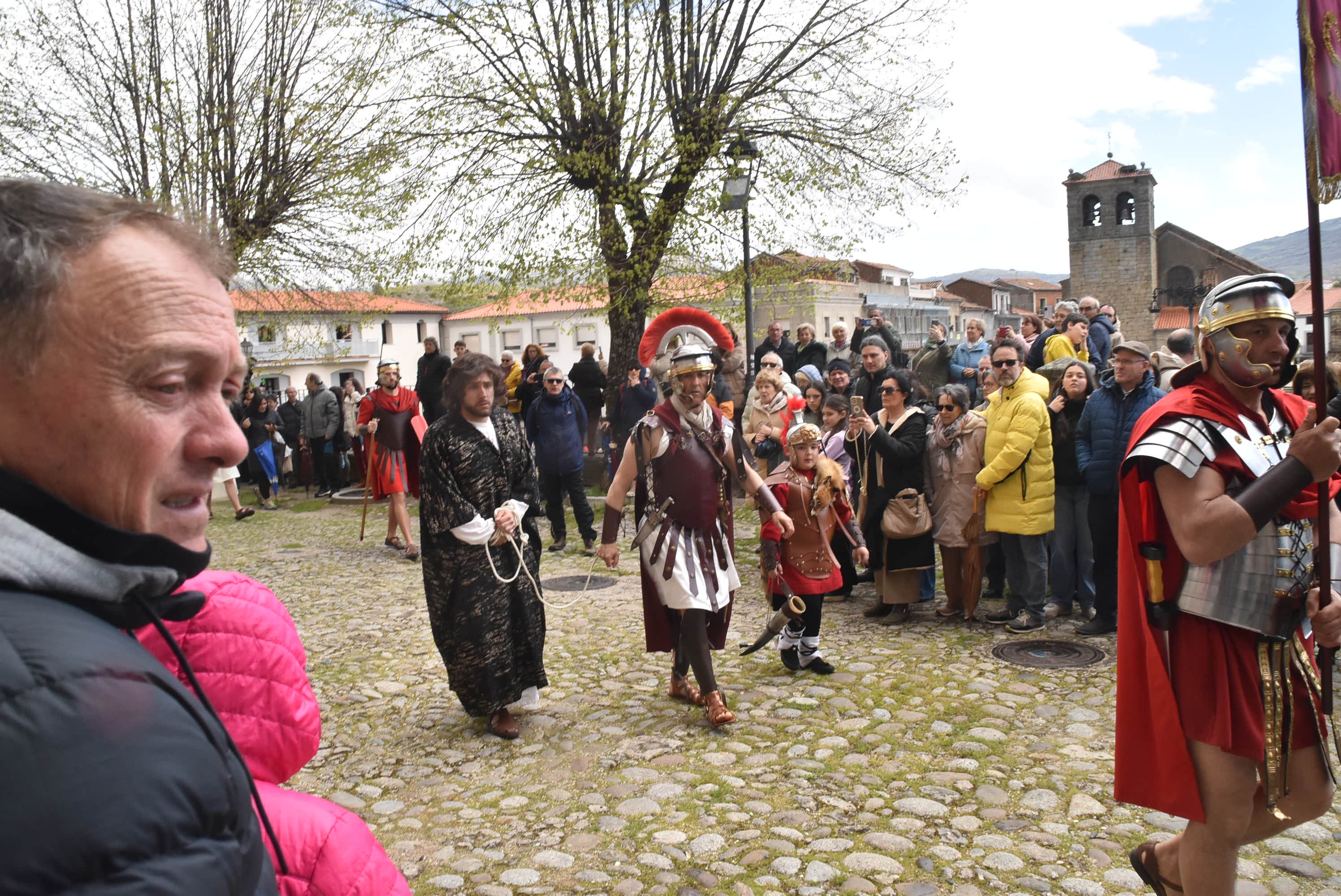 Béjar reta a la lluvia y escenifica la sentencia de Jesús en la Plaza Mayor