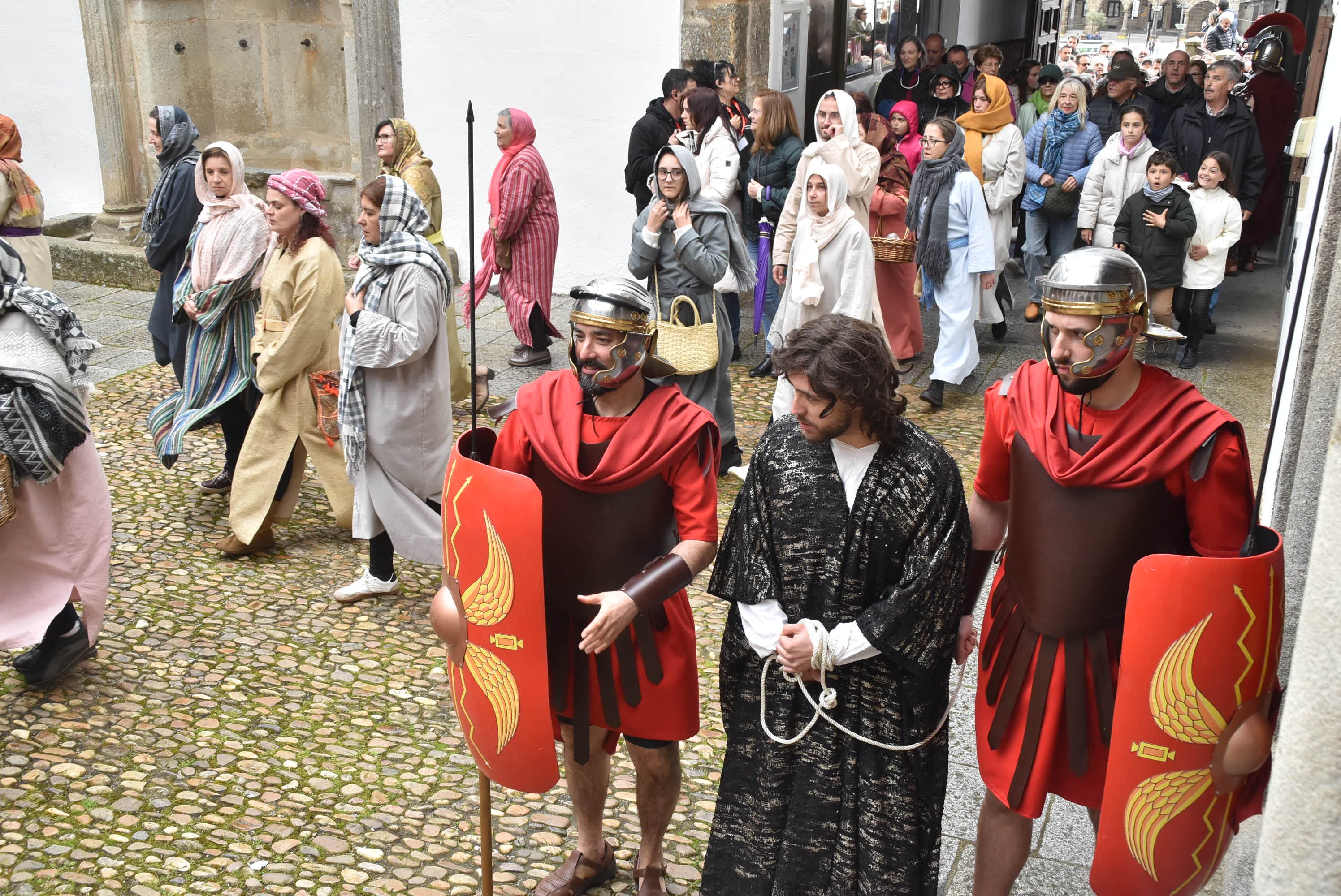 Béjar reta a la lluvia y escenifica la sentencia de Jesús en la Plaza Mayor