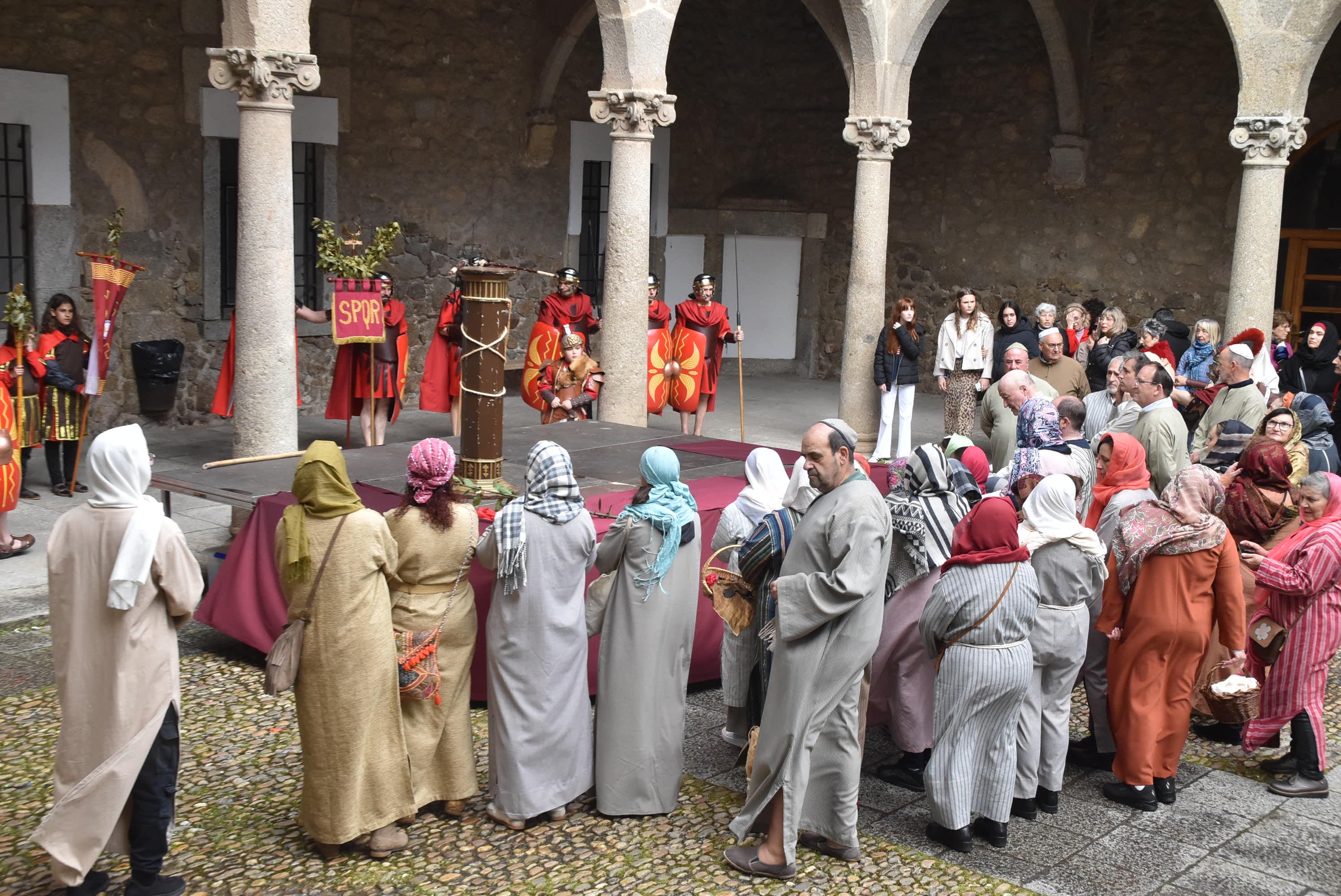 Béjar reta a la lluvia y escenifica la sentencia de Jesús en la Plaza Mayor
