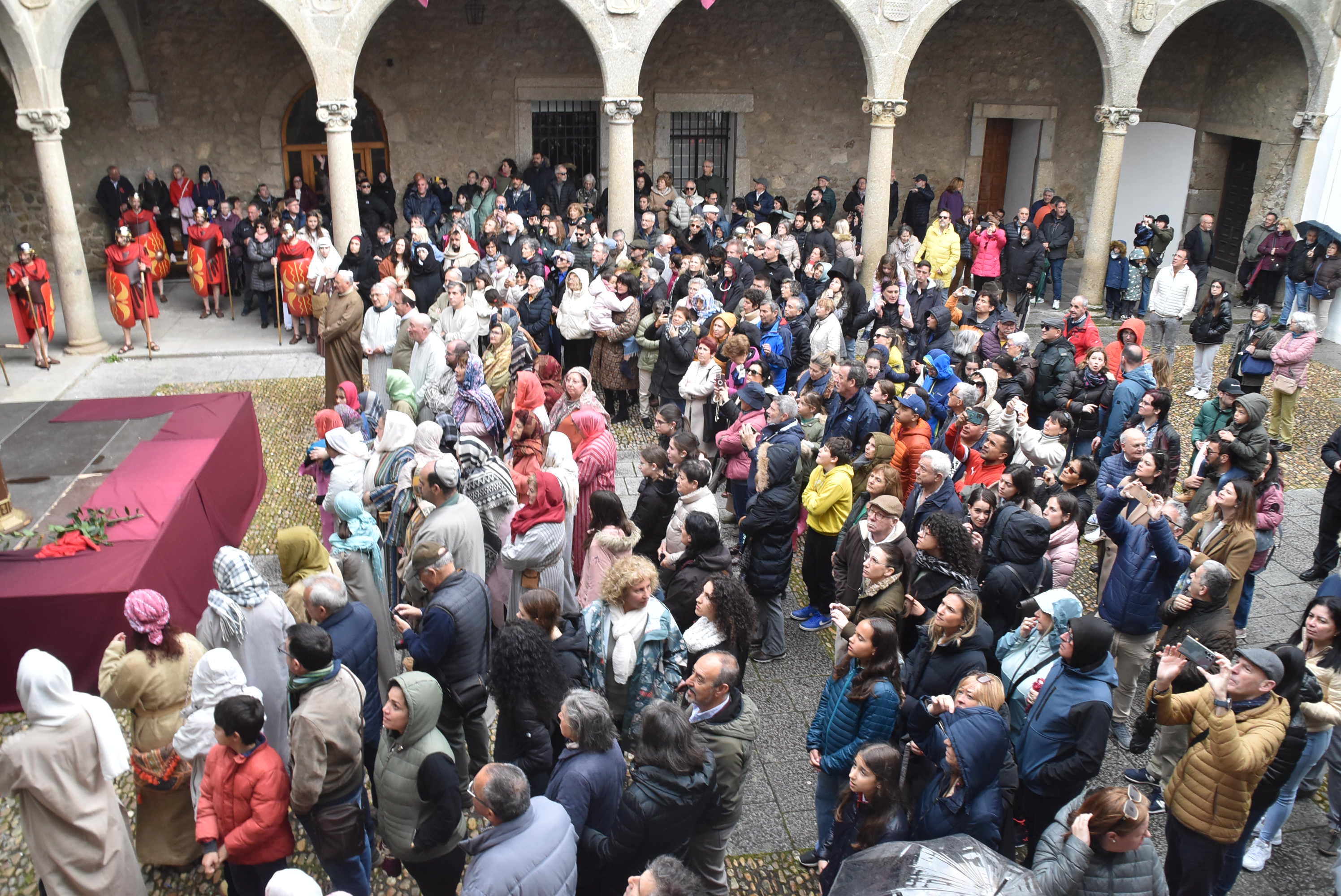 Béjar reta a la lluvia y escenifica la sentencia de Jesús en la Plaza Mayor