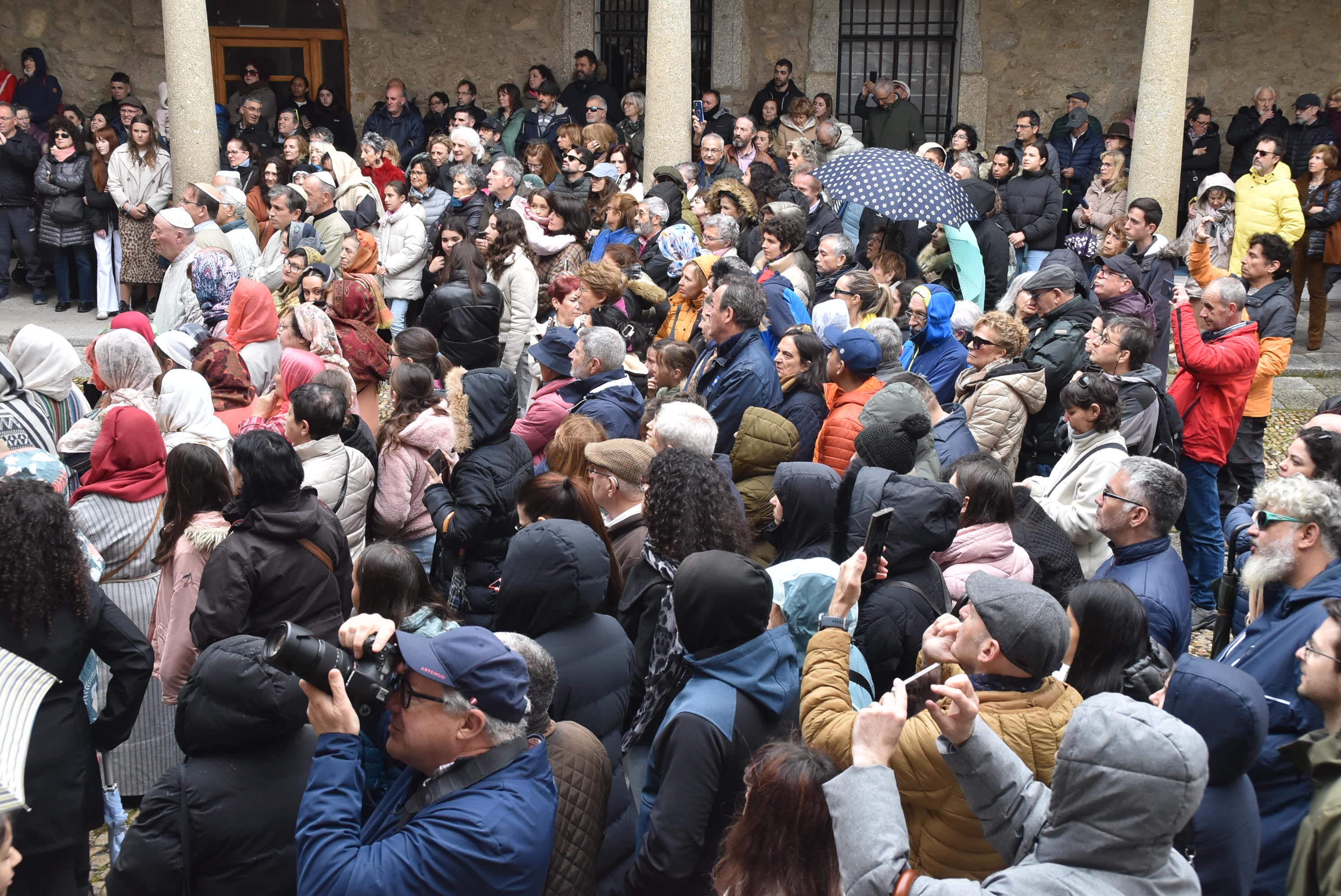 Béjar reta a la lluvia y escenifica la sentencia de Jesús en la Plaza Mayor
