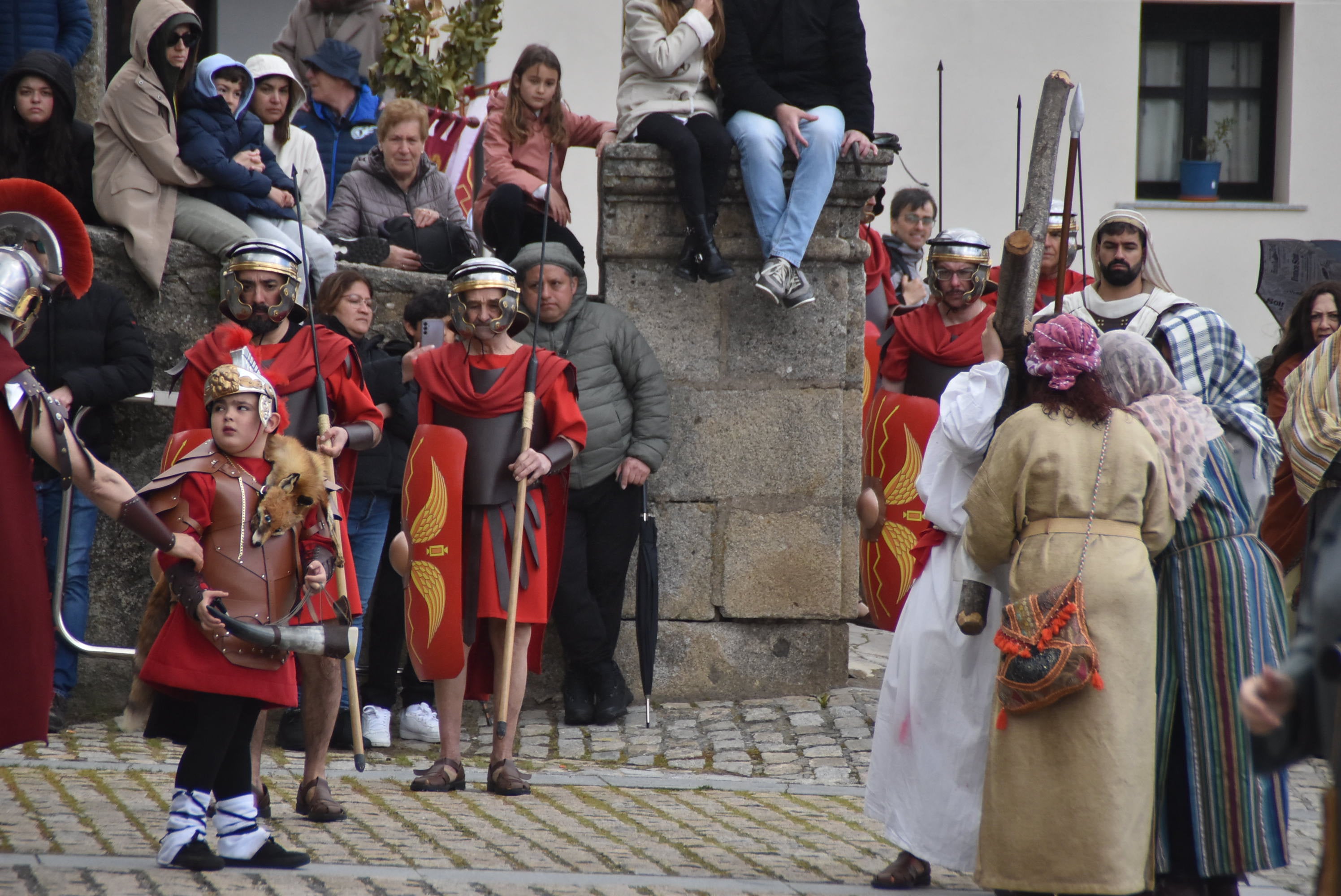 Béjar reta a la lluvia y escenifica la sentencia de Jesús en la Plaza Mayor