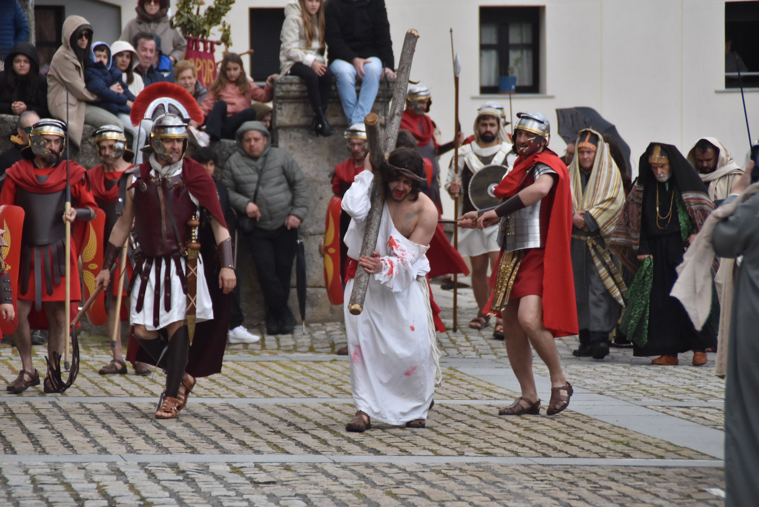 Béjar reta a la lluvia y escenifica la sentencia de Jesús en la Plaza Mayor