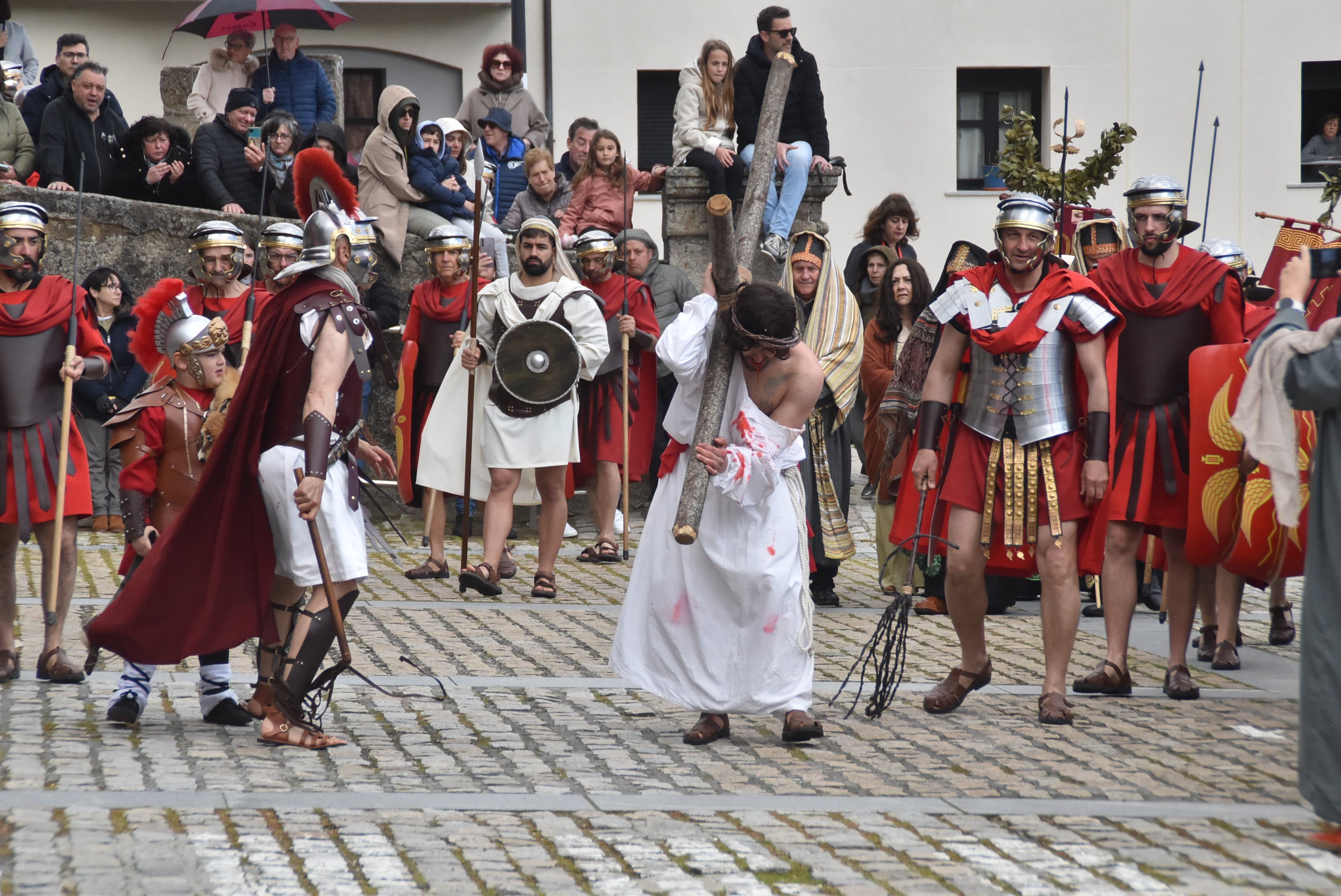 Béjar reta a la lluvia y escenifica la sentencia de Jesús en la Plaza Mayor