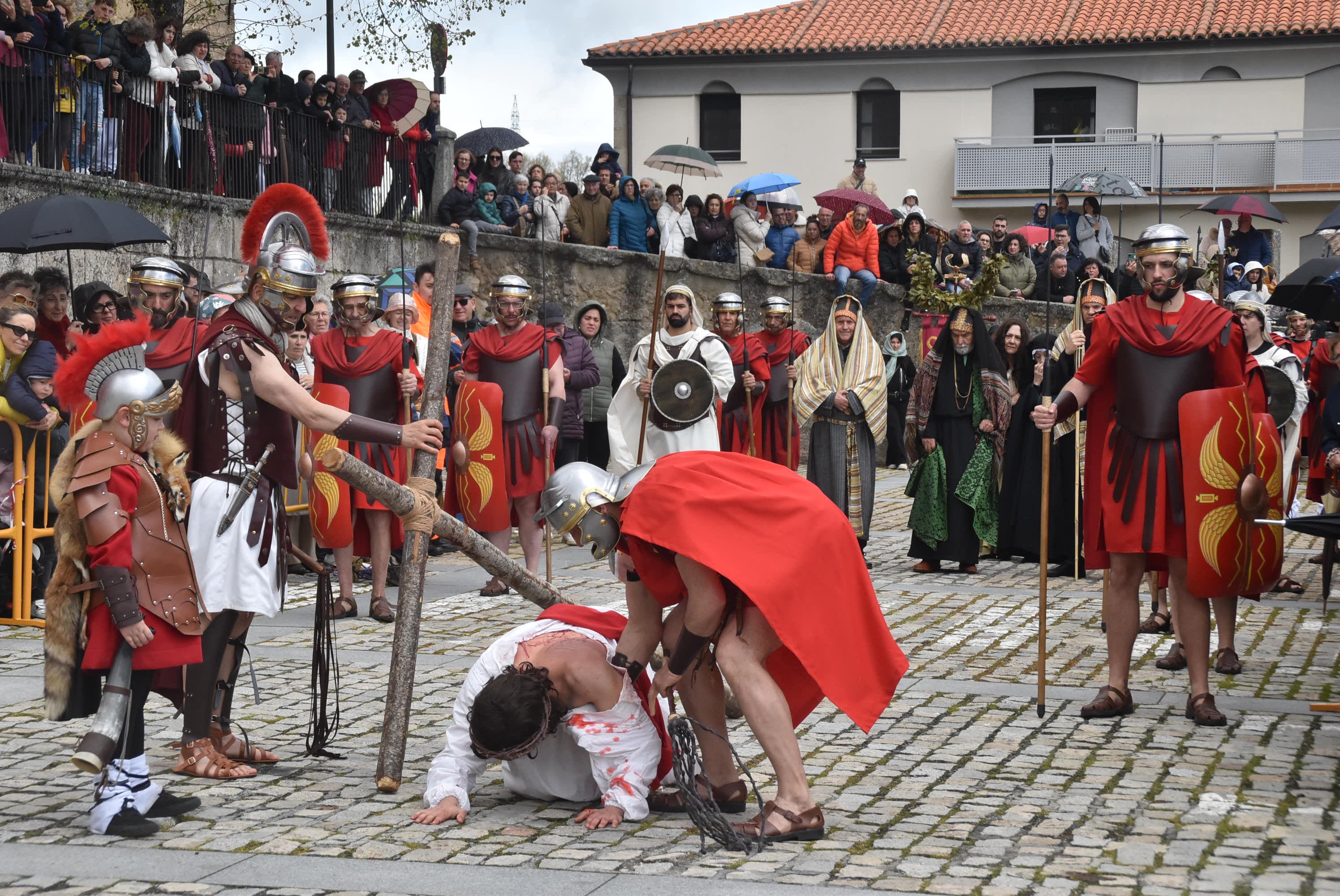 Béjar reta a la lluvia y escenifica la sentencia de Jesús en la Plaza Mayor