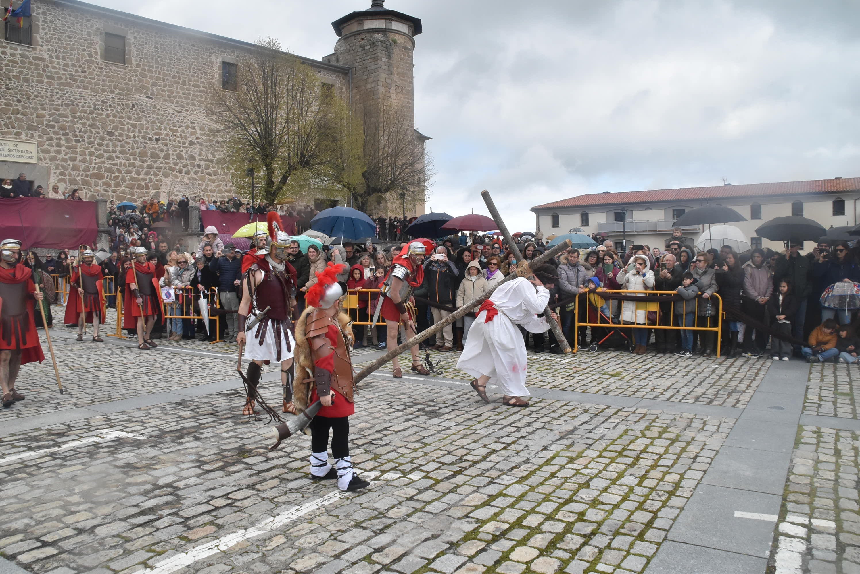 Béjar reta a la lluvia y escenifica la sentencia de Jesús en la Plaza Mayor