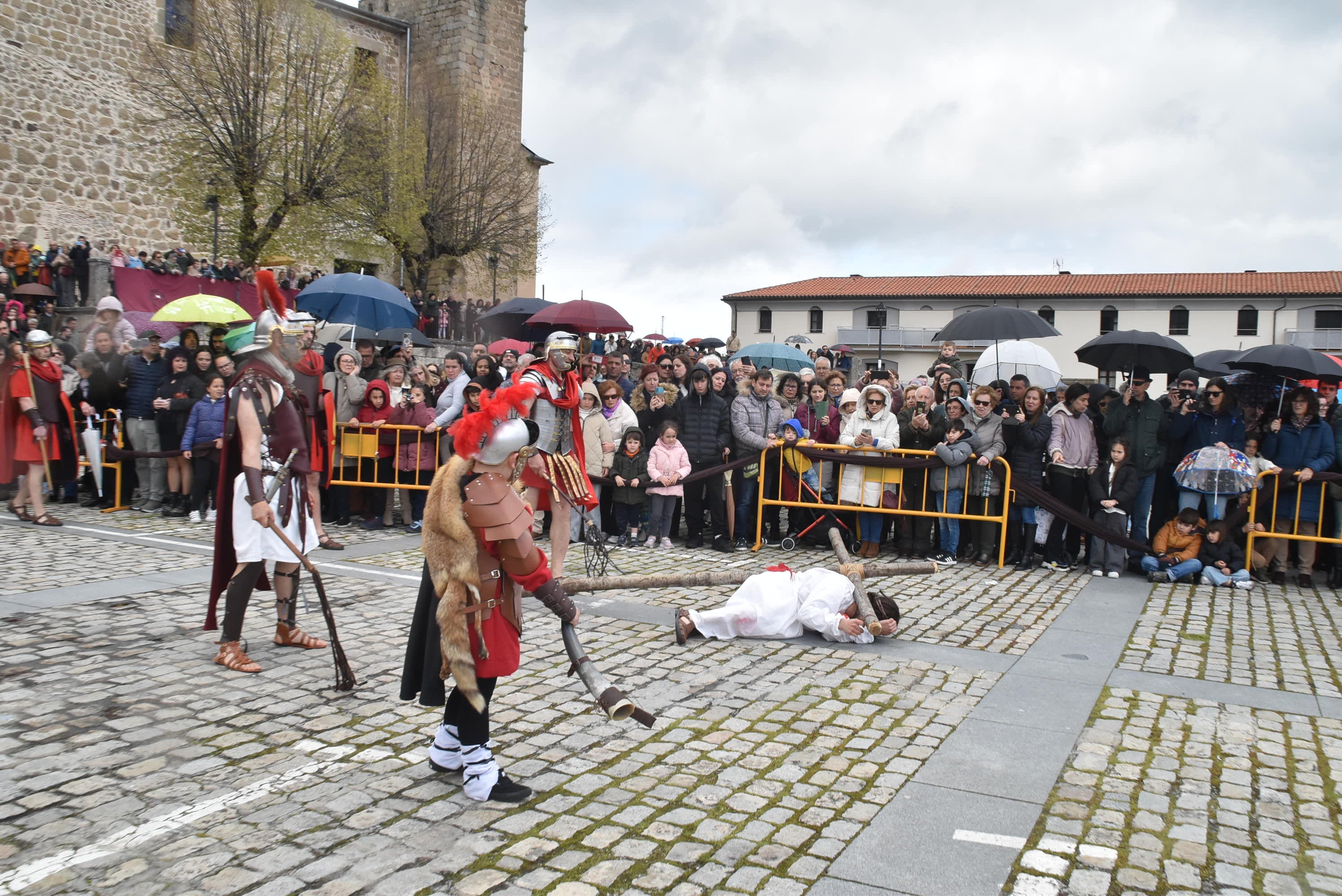 Béjar reta a la lluvia y escenifica la sentencia de Jesús en la Plaza Mayor