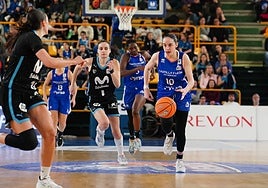 Iyana Martín, que ayer fue galardona como jugadora relevación de la Liga Femenina, con el balón en su poder.
