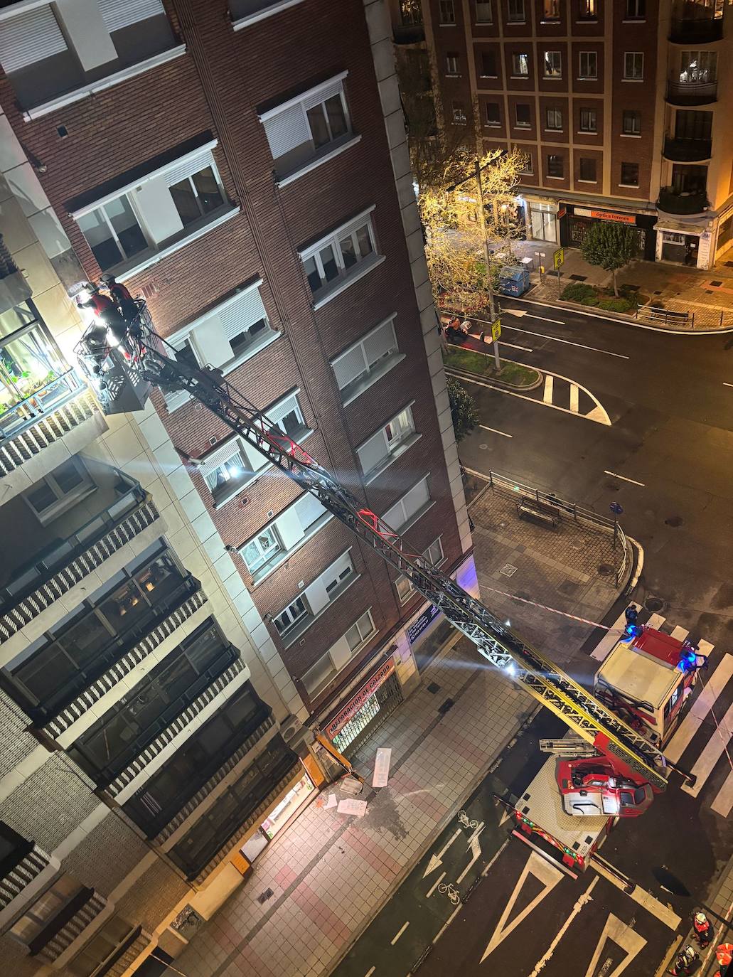 El viento obliga a los Bomberos a intervenir en los edificios de la Junta y de la Policía Nacional por riesgo de desprendimiento
