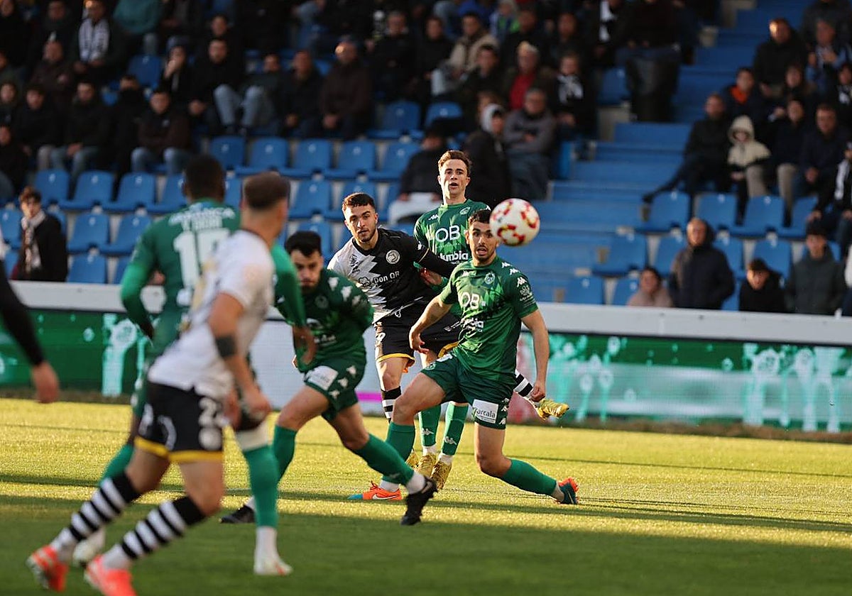 El extremo de Unionistas Jonny disparaba sobre la portería del Arenteiro.