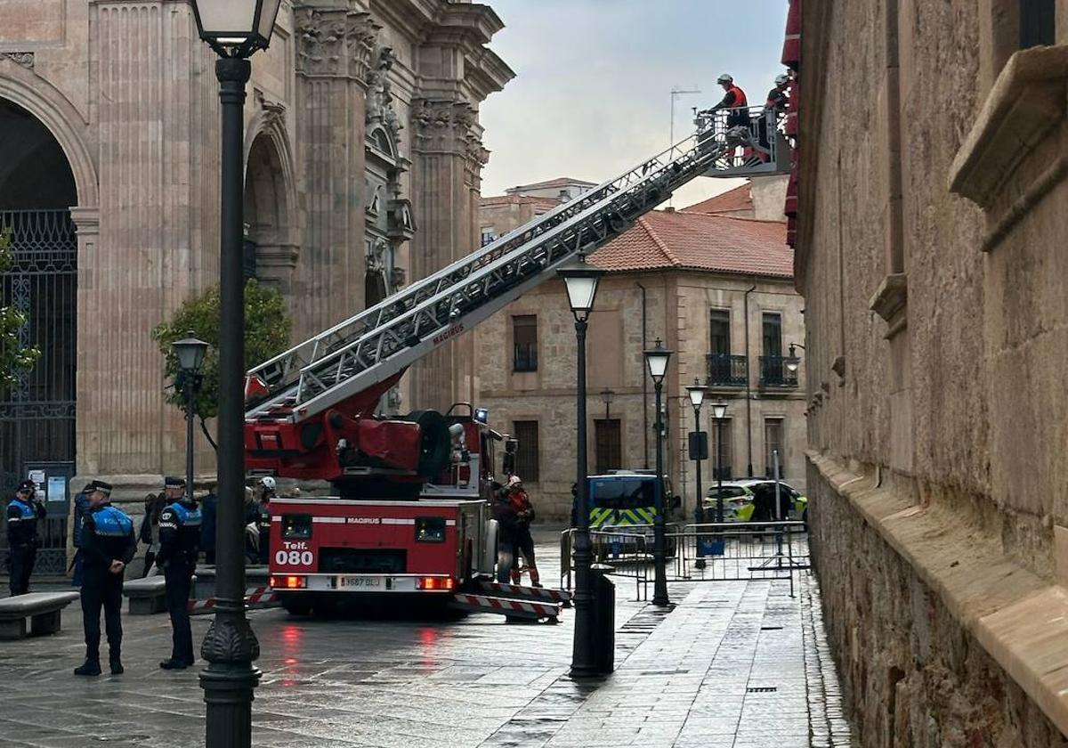 Dos desprendimientos en el centro de Salamanca movilizan a los Bomberos