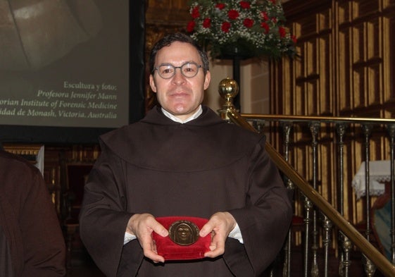 El prior del Carmelo, Miguel Ángel González, portando la medalla con el verdadero rostro de Santa Teresa.