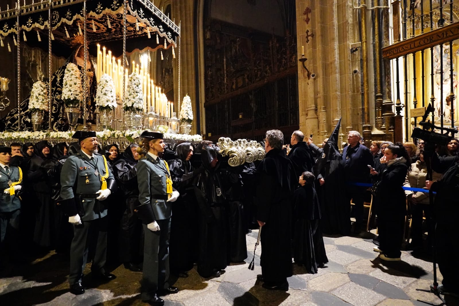El &#039;cortejo&#039; de Nuestra Señora de la Soledad en la Catedral Nueva, en imágenes