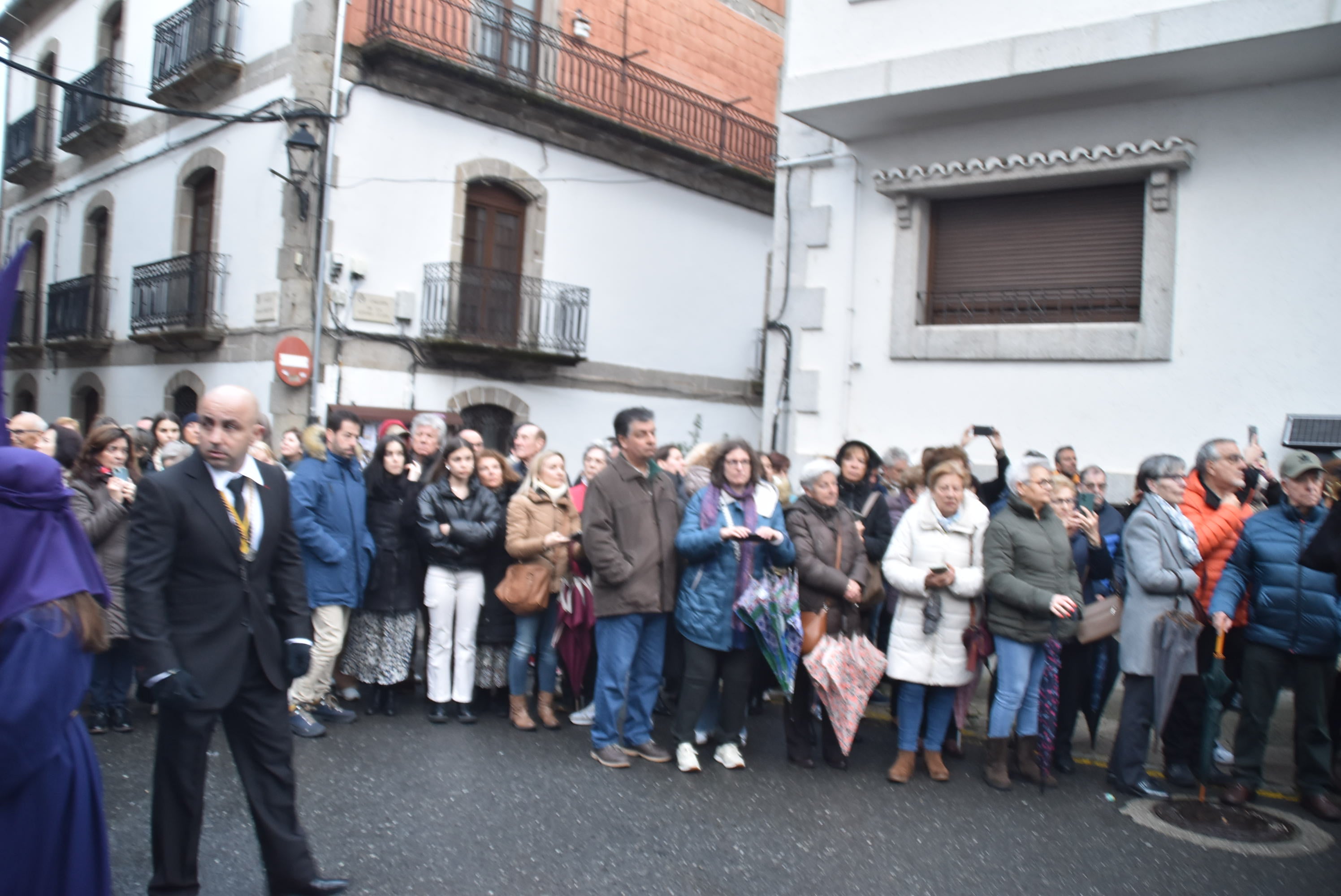 La lluvia obliga a acortar la procesión del Santo Entierro