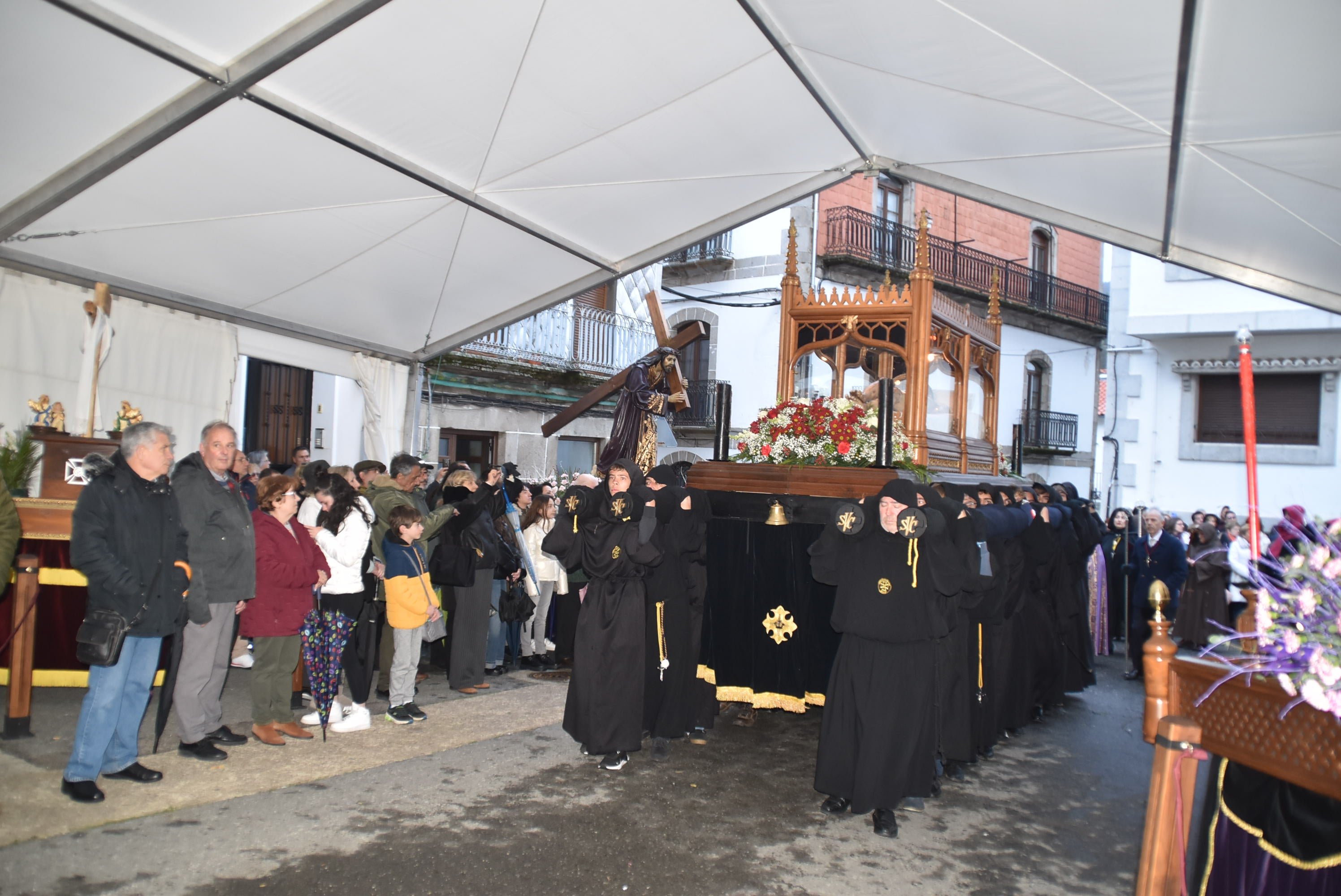 La lluvia obliga a acortar la procesión del Santo Entierro
