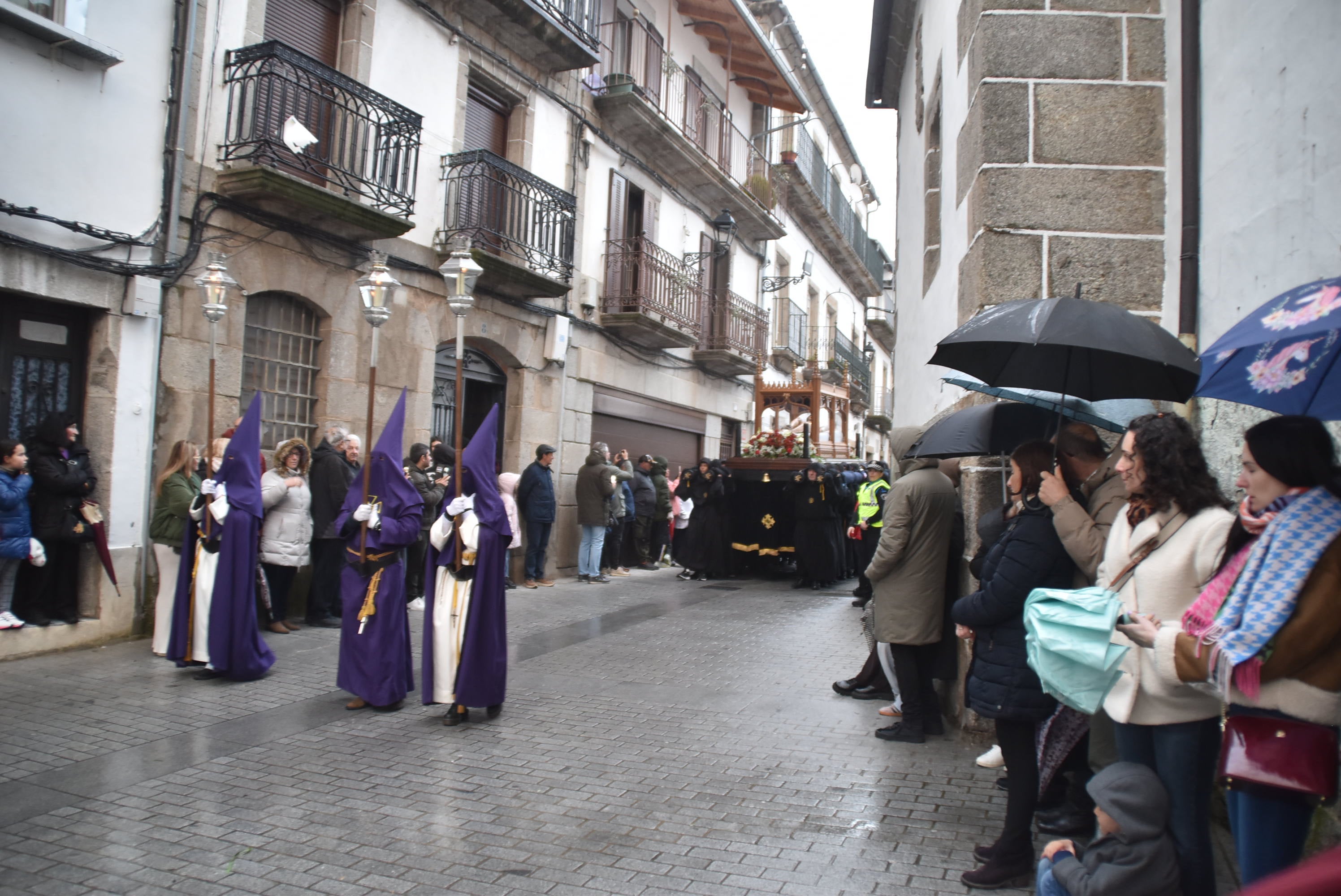 La lluvia obliga a acortar la procesión del Santo Entierro