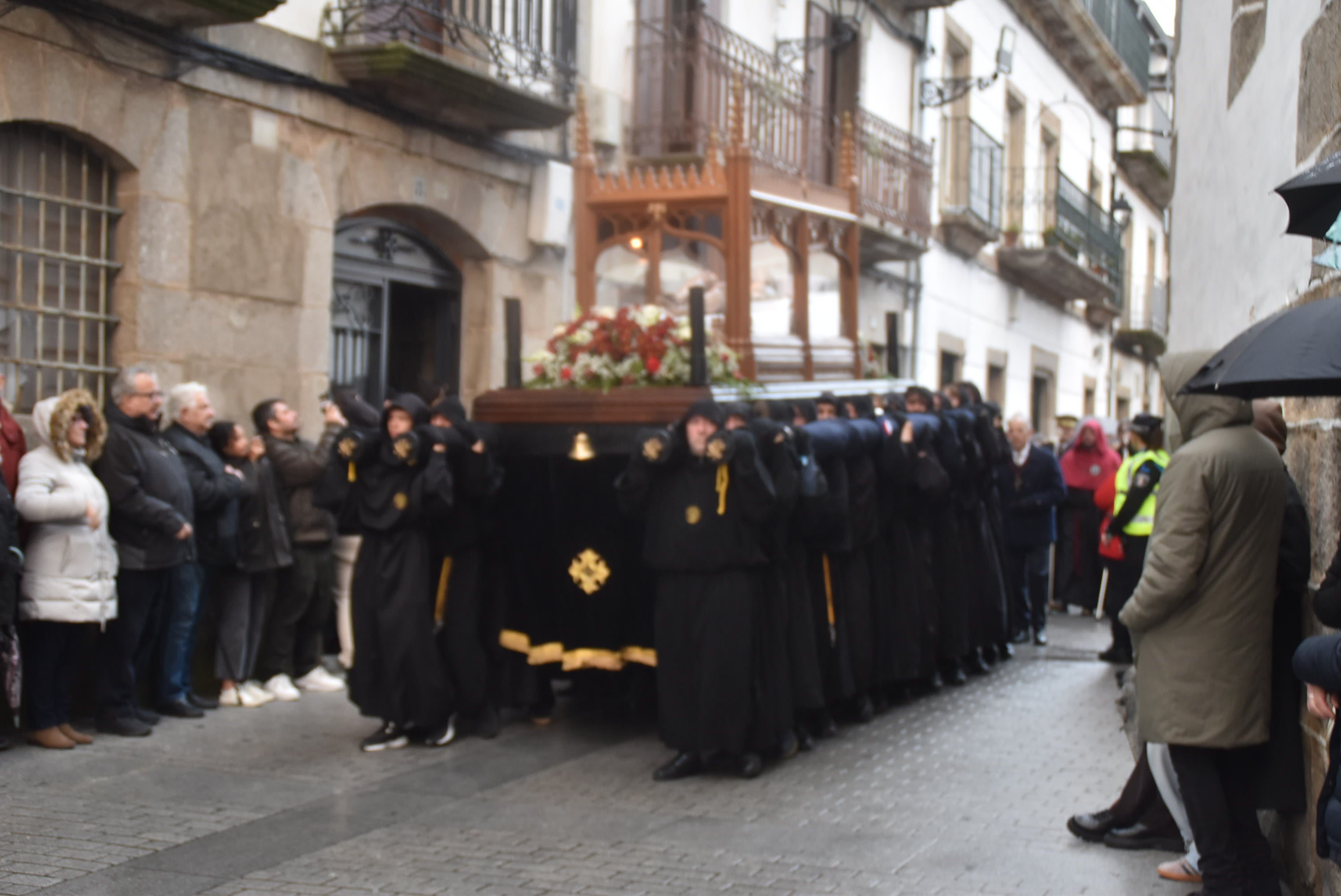 La lluvia obliga a acortar la procesión del Santo Entierro
