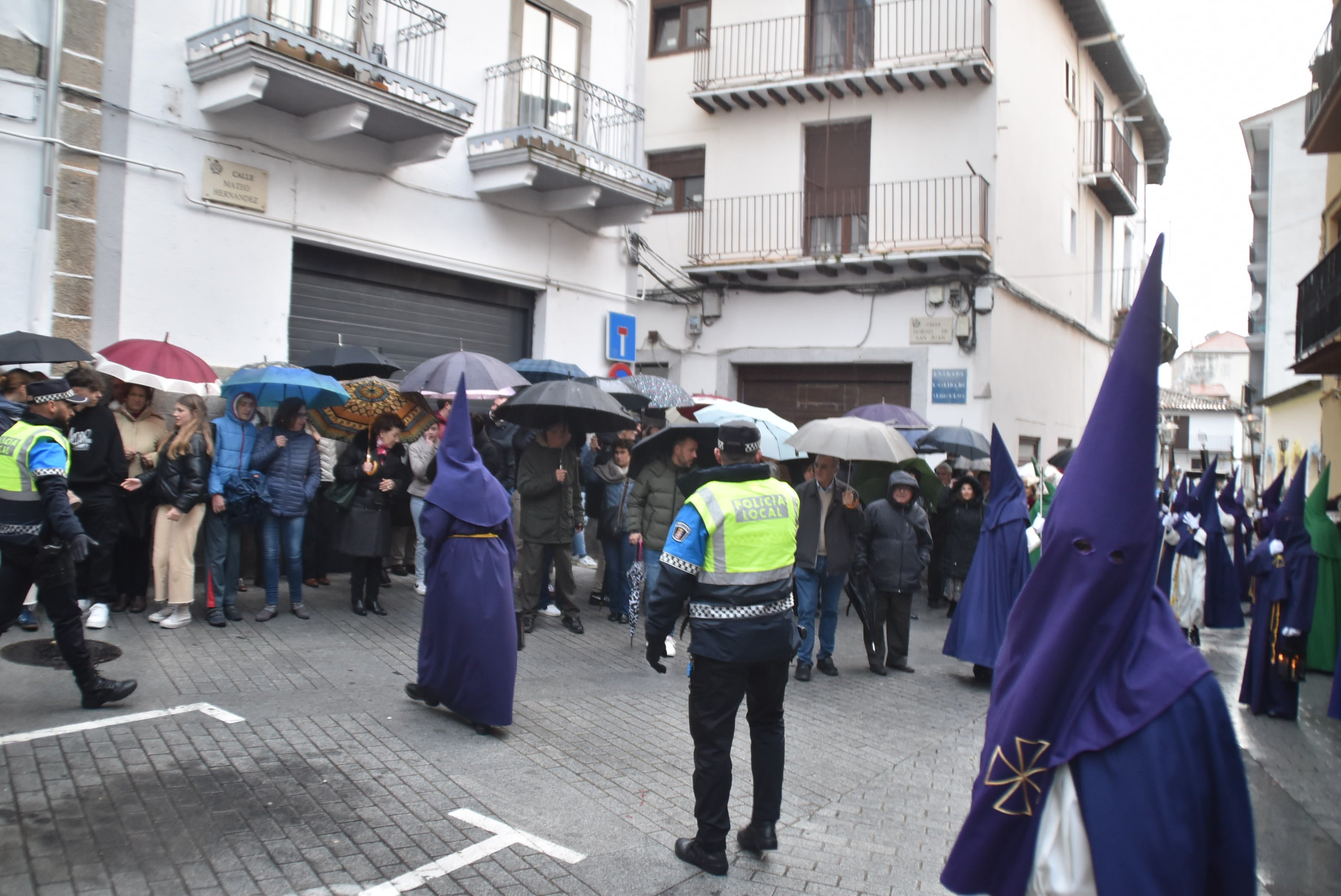 La lluvia obliga a acortar la procesión del Santo Entierro