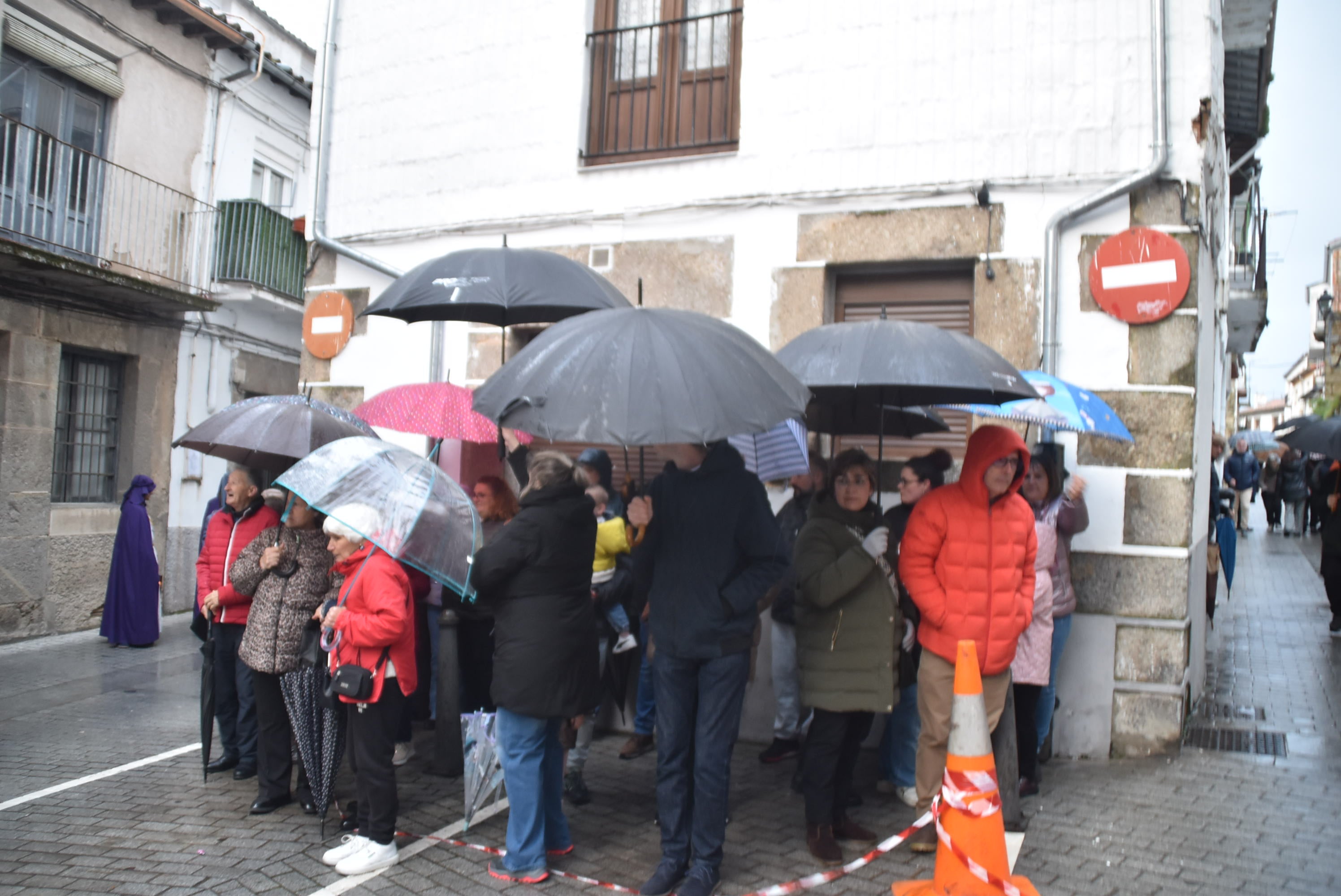 La lluvia obliga a acortar la procesión del Santo Entierro