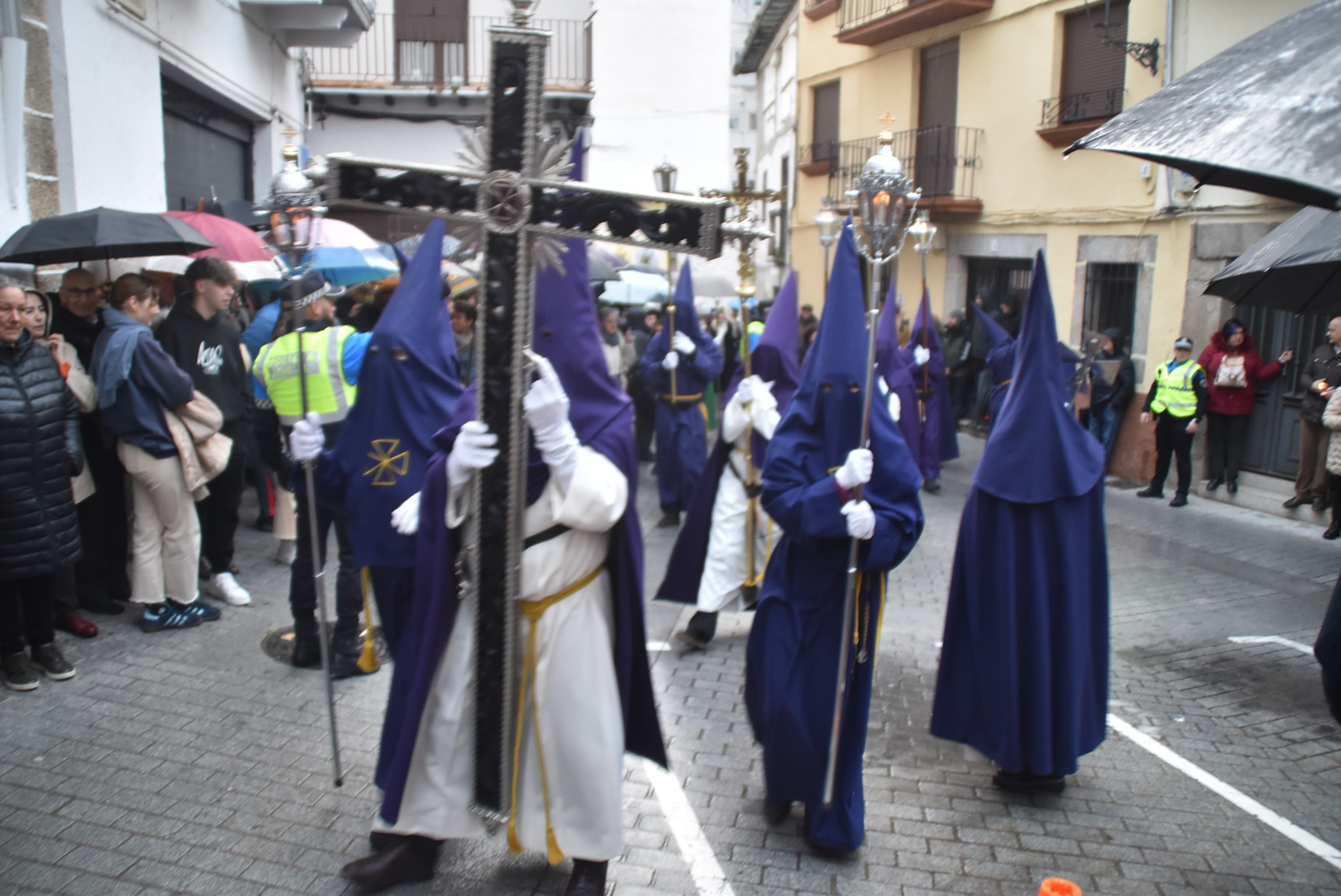 La lluvia obliga a acortar la procesión del Santo Entierro