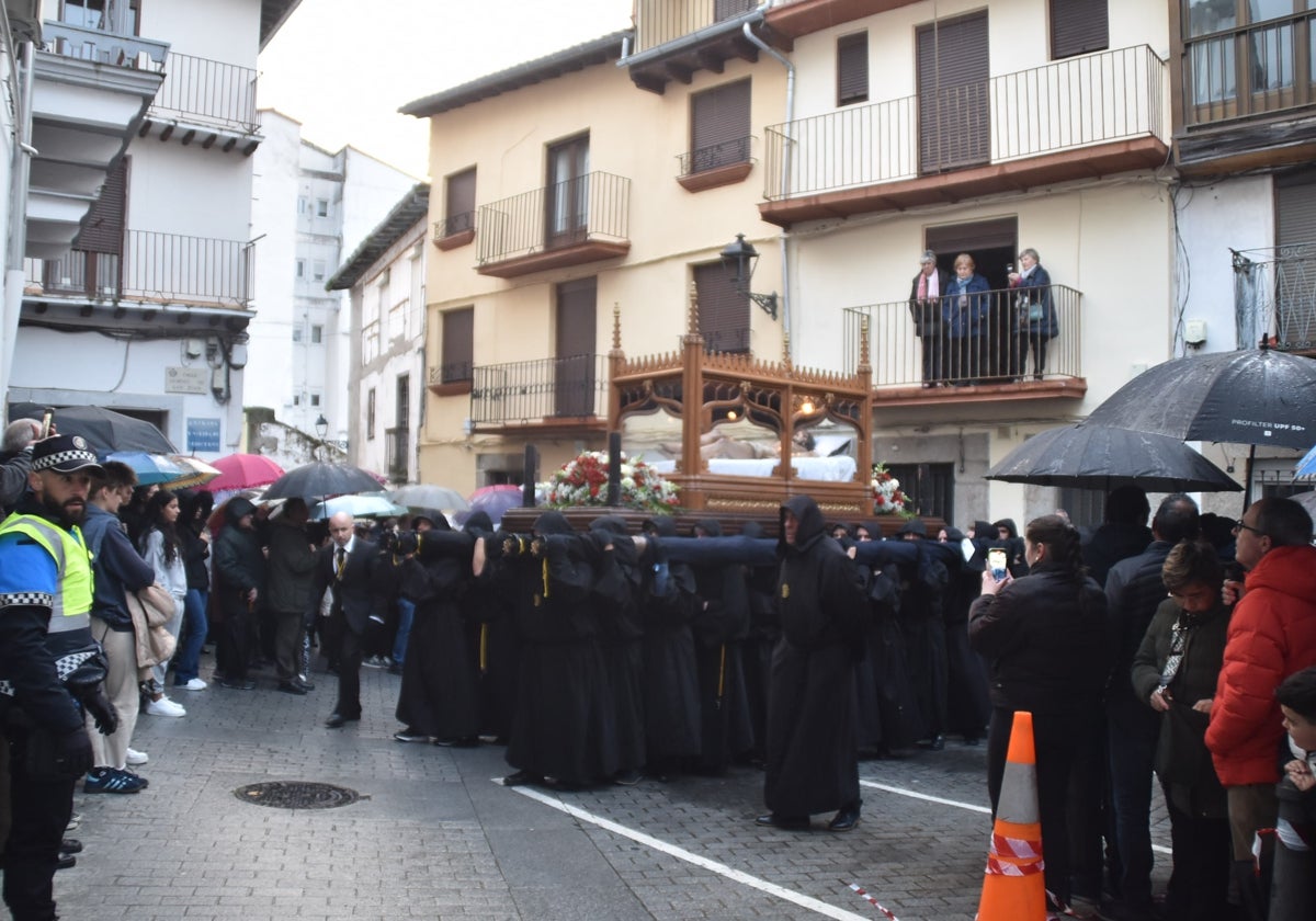 La lluvia obliga a acortar la procesión del Santo Entierro