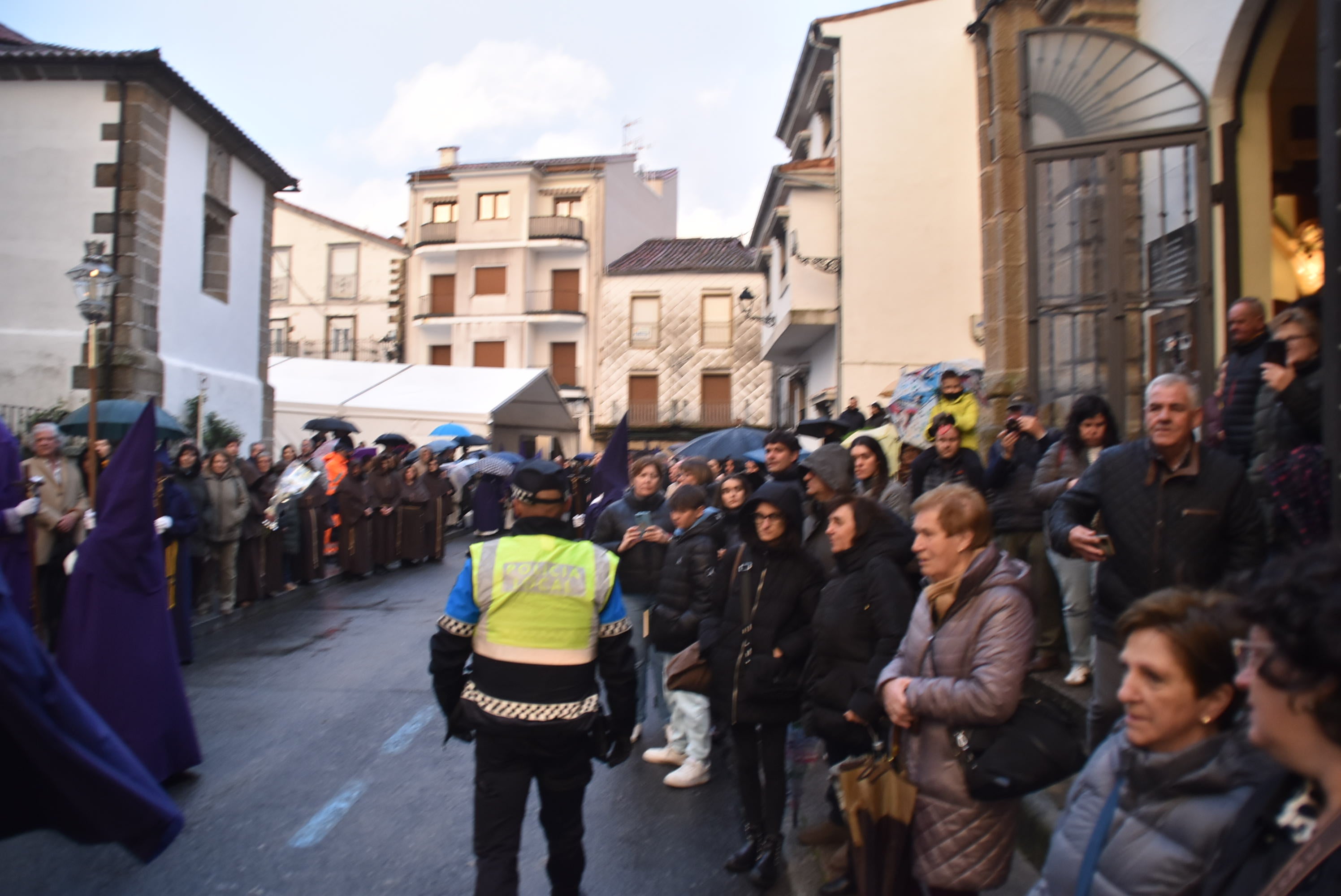 La lluvia obliga a acortar la procesión del Santo Entierro