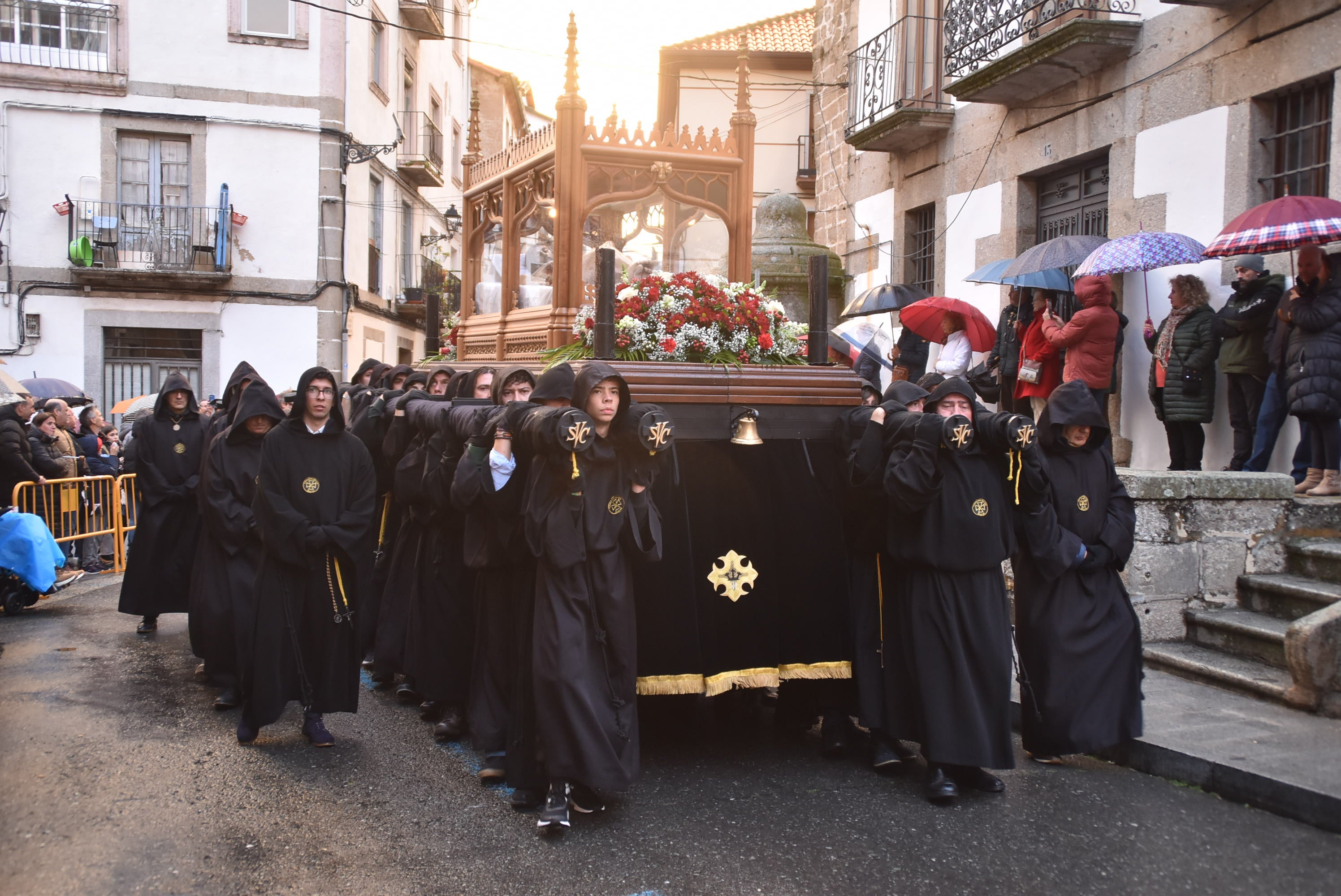 La lluvia obliga a acortar la procesión del Santo Entierro