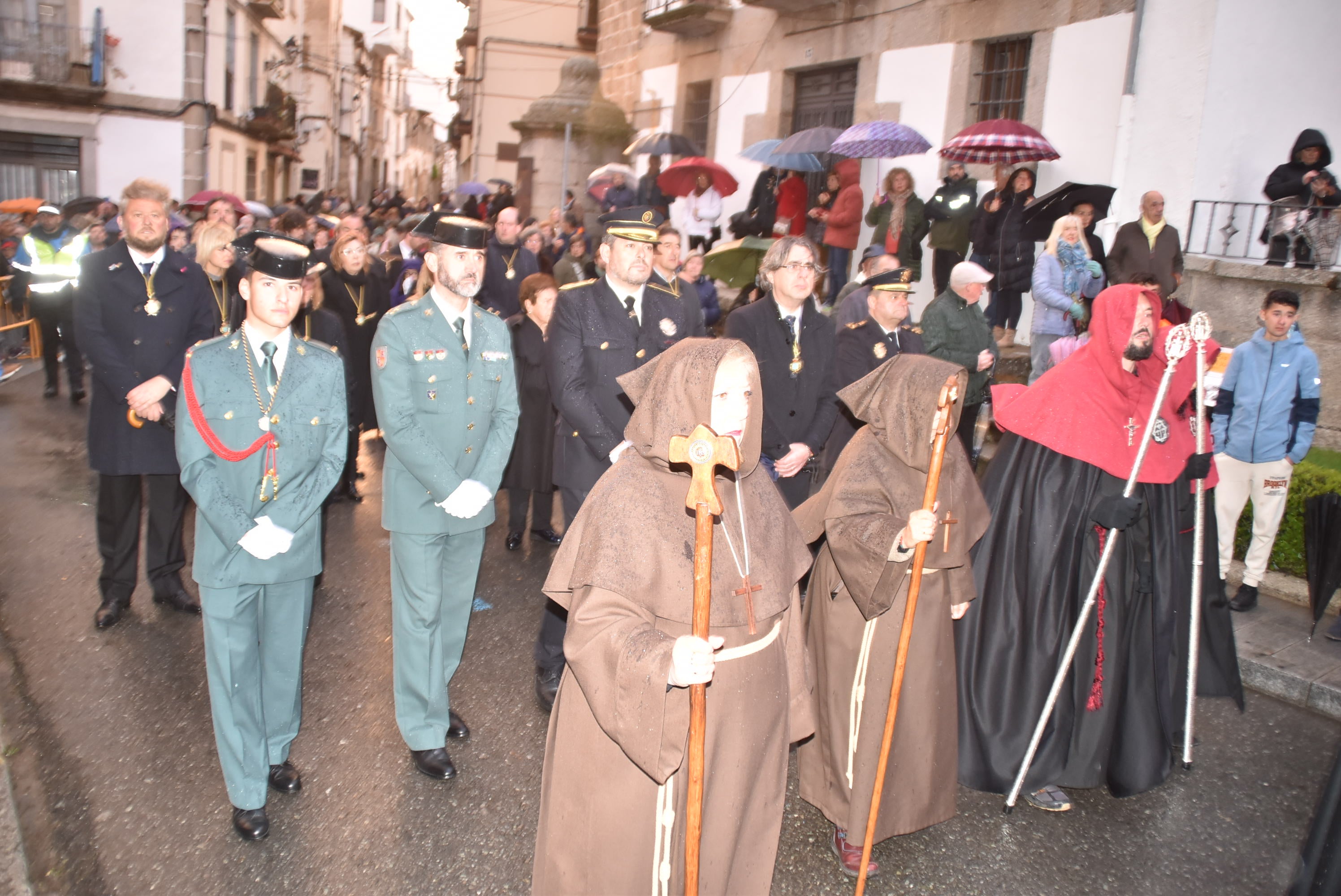 La lluvia obliga a acortar la procesión del Santo Entierro