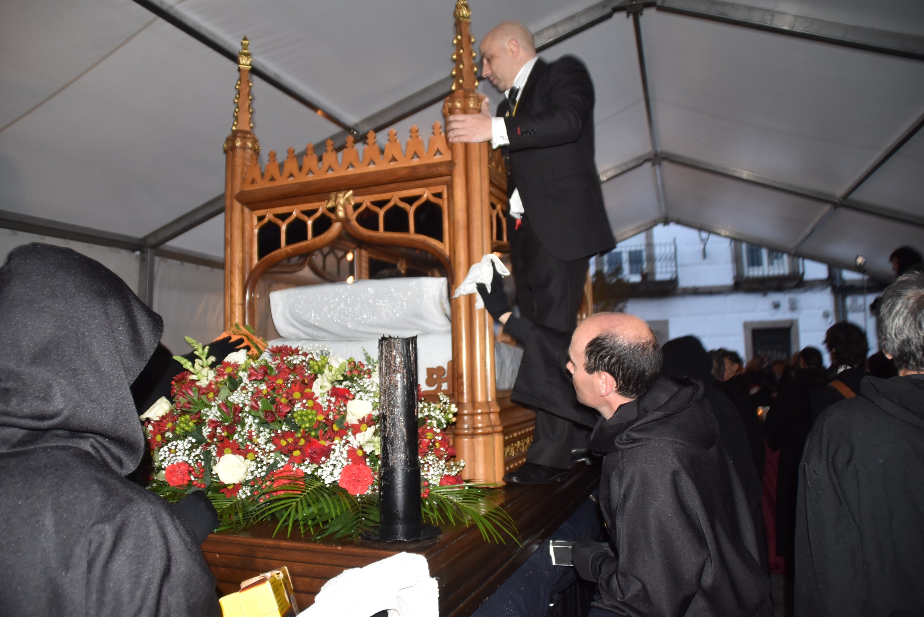 La lluvia obliga a acortar la procesión del Santo Entierro