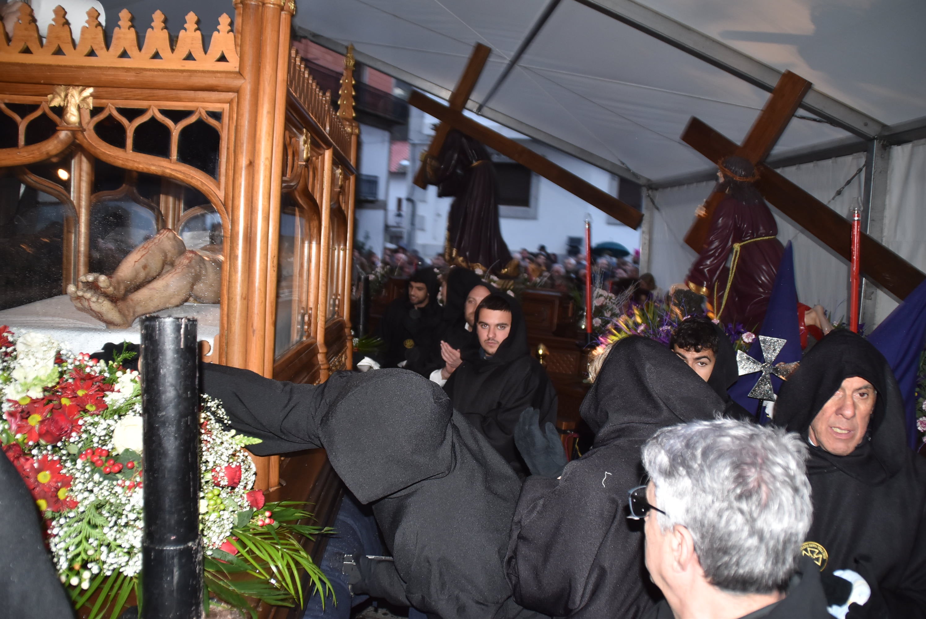 La lluvia obliga a acortar la procesión del Santo Entierro