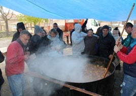 La amenaza del mal tiempo no impidió la celebración de la tradicional comida