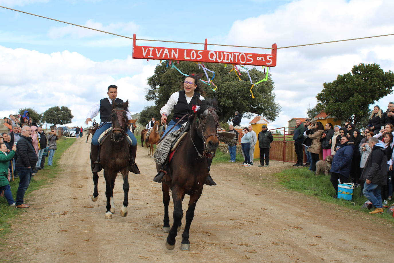 Los quintos de Cespedosa de Tormes celebran la carrera de cintas