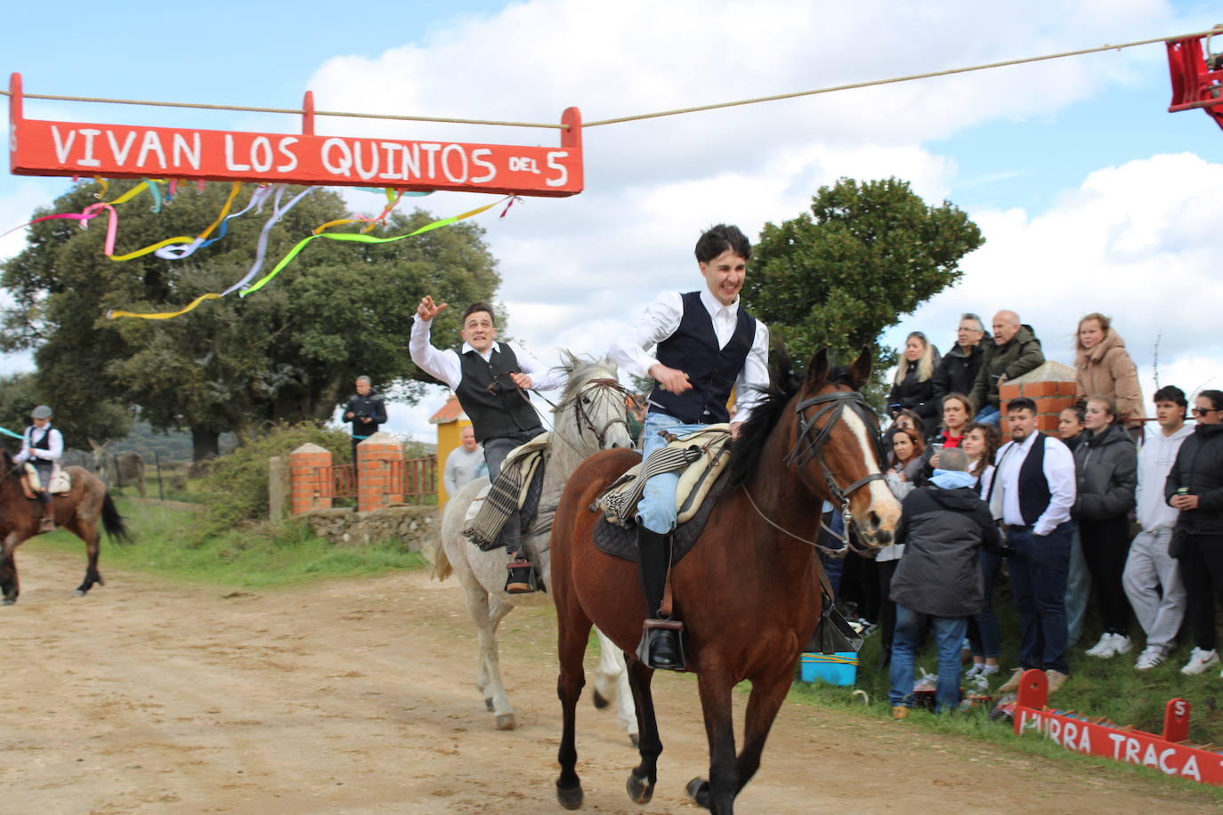 Los quintos de Cespedosa de Tormes celebran la carrera de cintas