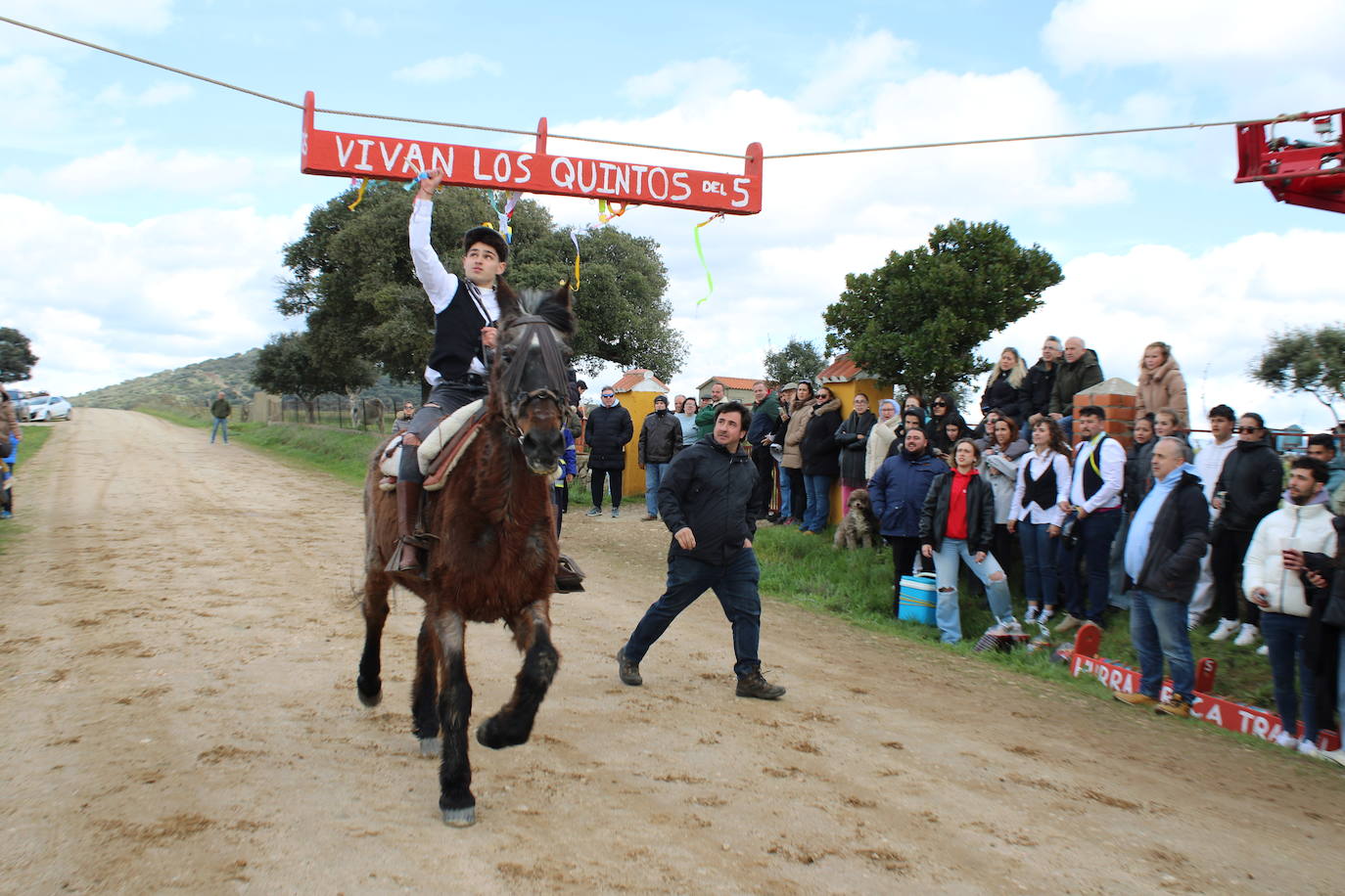 Los quintos de Cespedosa de Tormes celebran la carrera de cintas