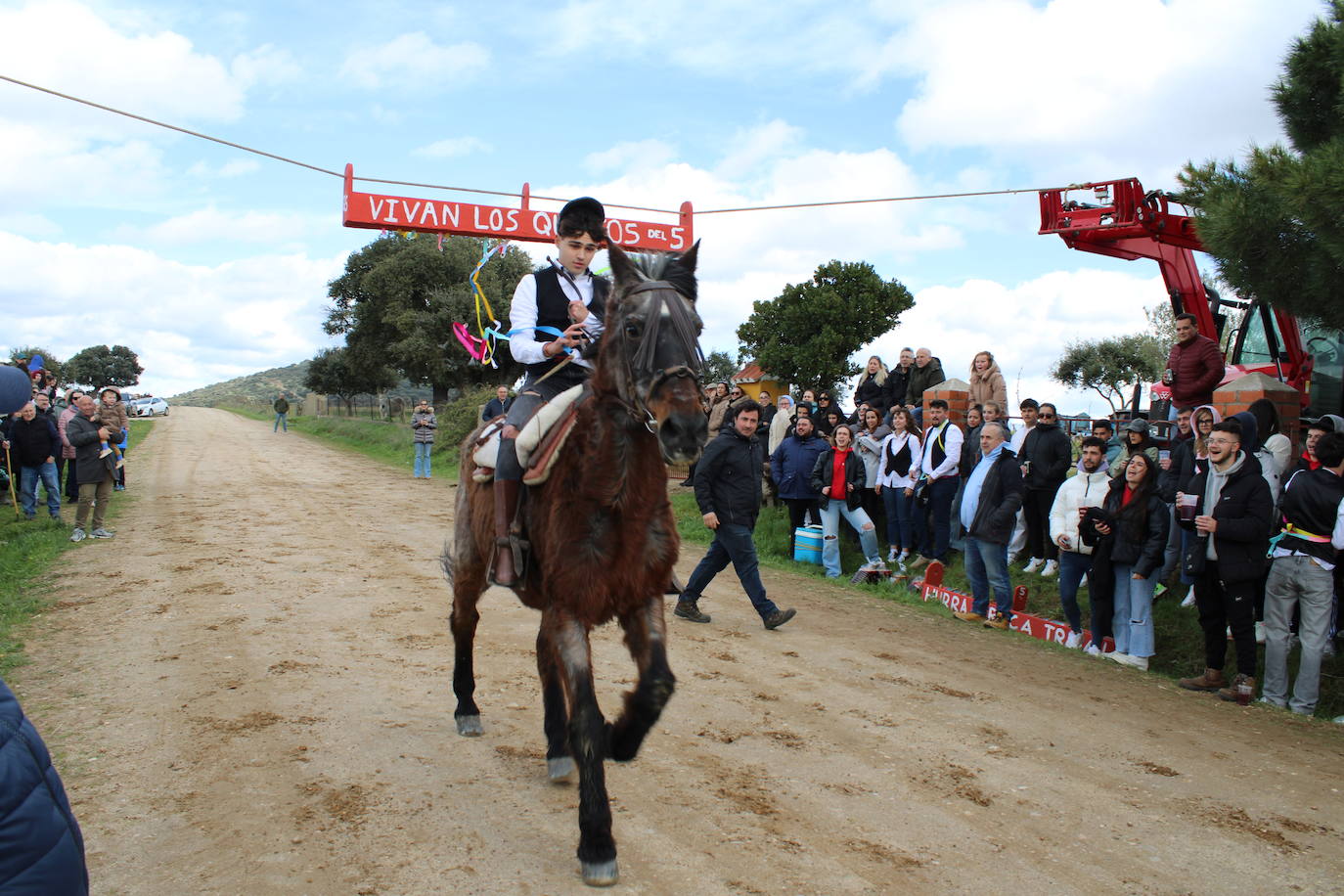Los quintos de Cespedosa de Tormes celebran la carrera de cintas