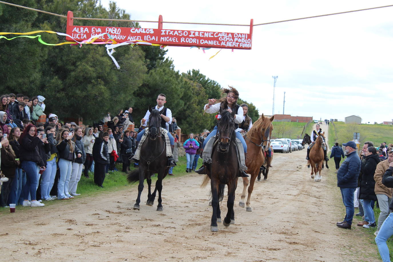 Los quintos de Cespedosa de Tormes celebran la carrera de cintas