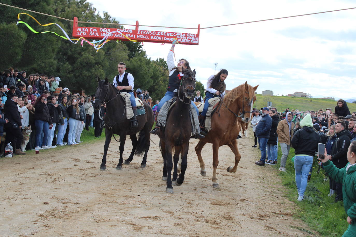 Los quintos de Cespedosa de Tormes celebran la carrera de cintas
