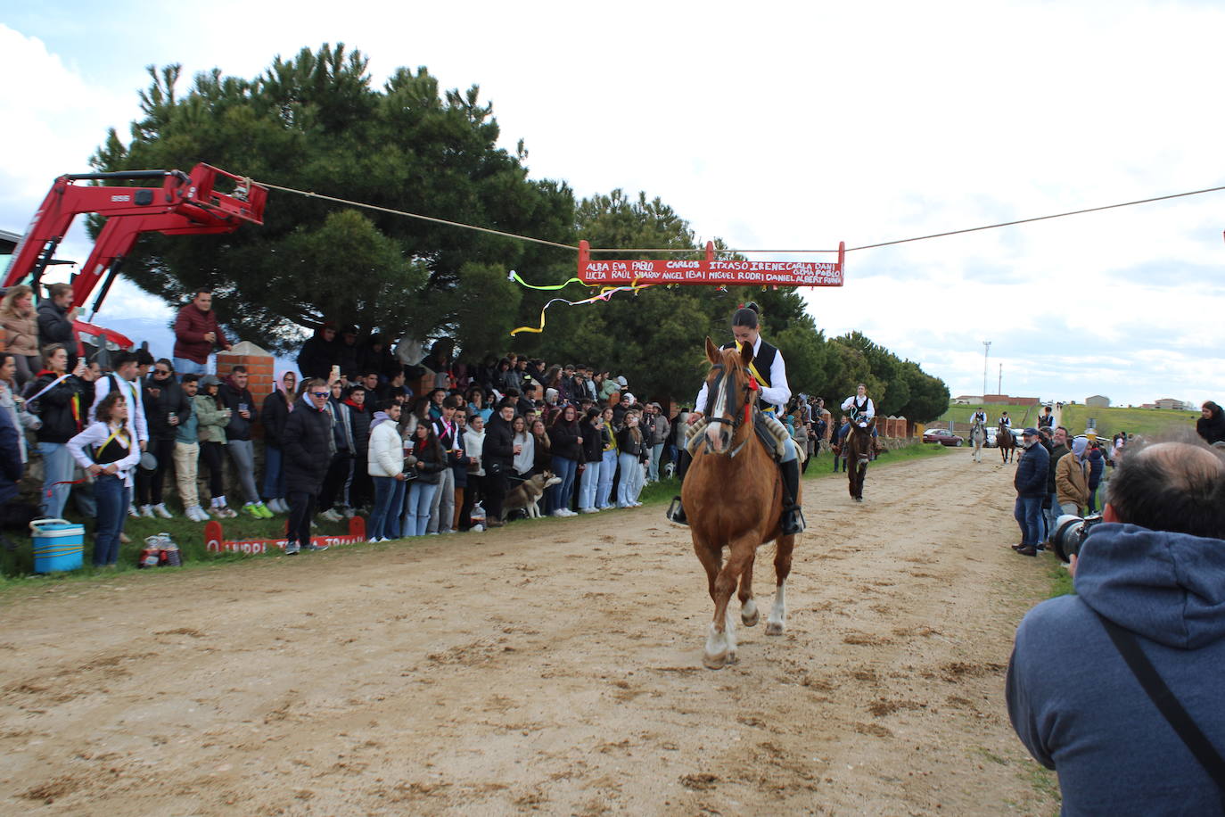 Los quintos de Cespedosa de Tormes celebran la carrera de cintas