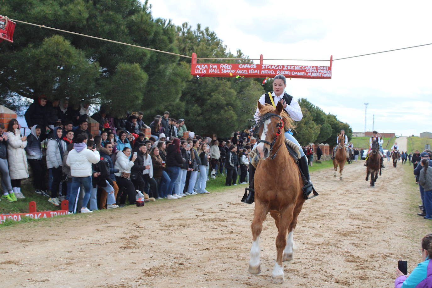 Los quintos de Cespedosa de Tormes celebran la carrera de cintas