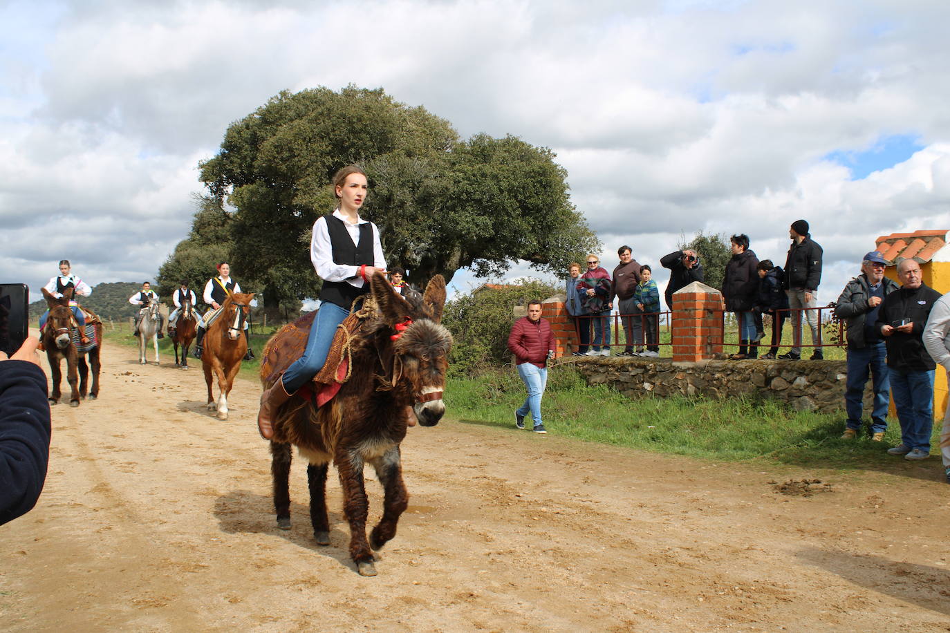 Los quintos de Cespedosa de Tormes celebran la carrera de cintas