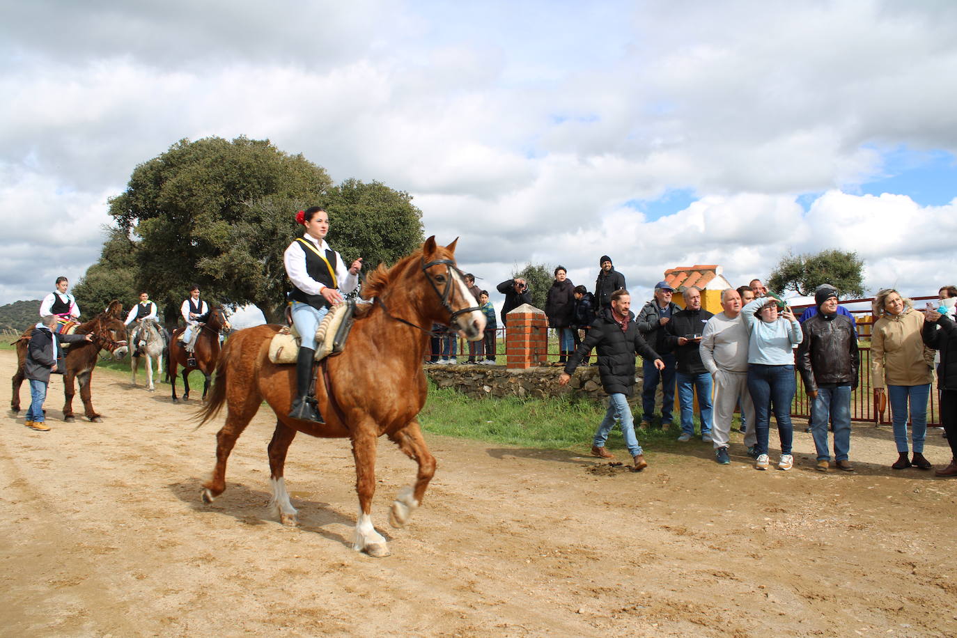 Los quintos de Cespedosa de Tormes celebran la carrera de cintas