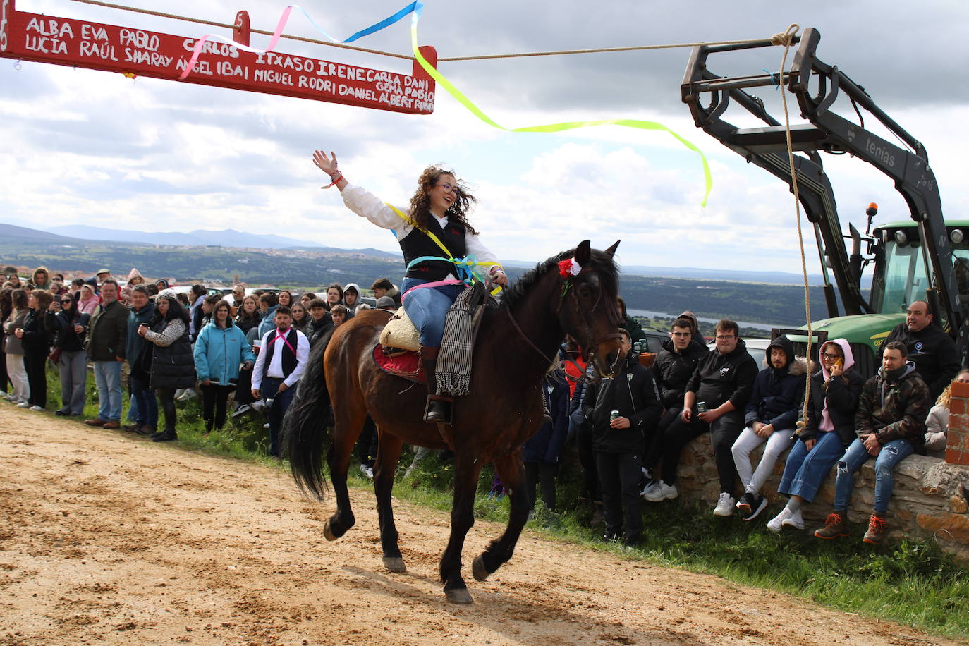 Los quintos de Cespedosa de Tormes celebran la carrera de cintas