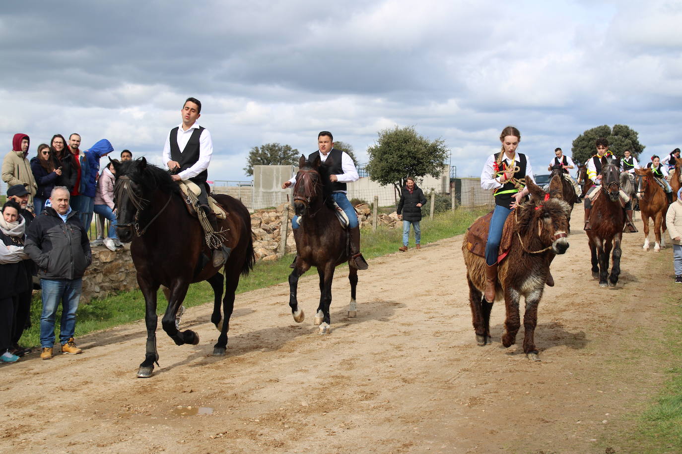 Los quintos de Cespedosa de Tormes celebran la carrera de cintas