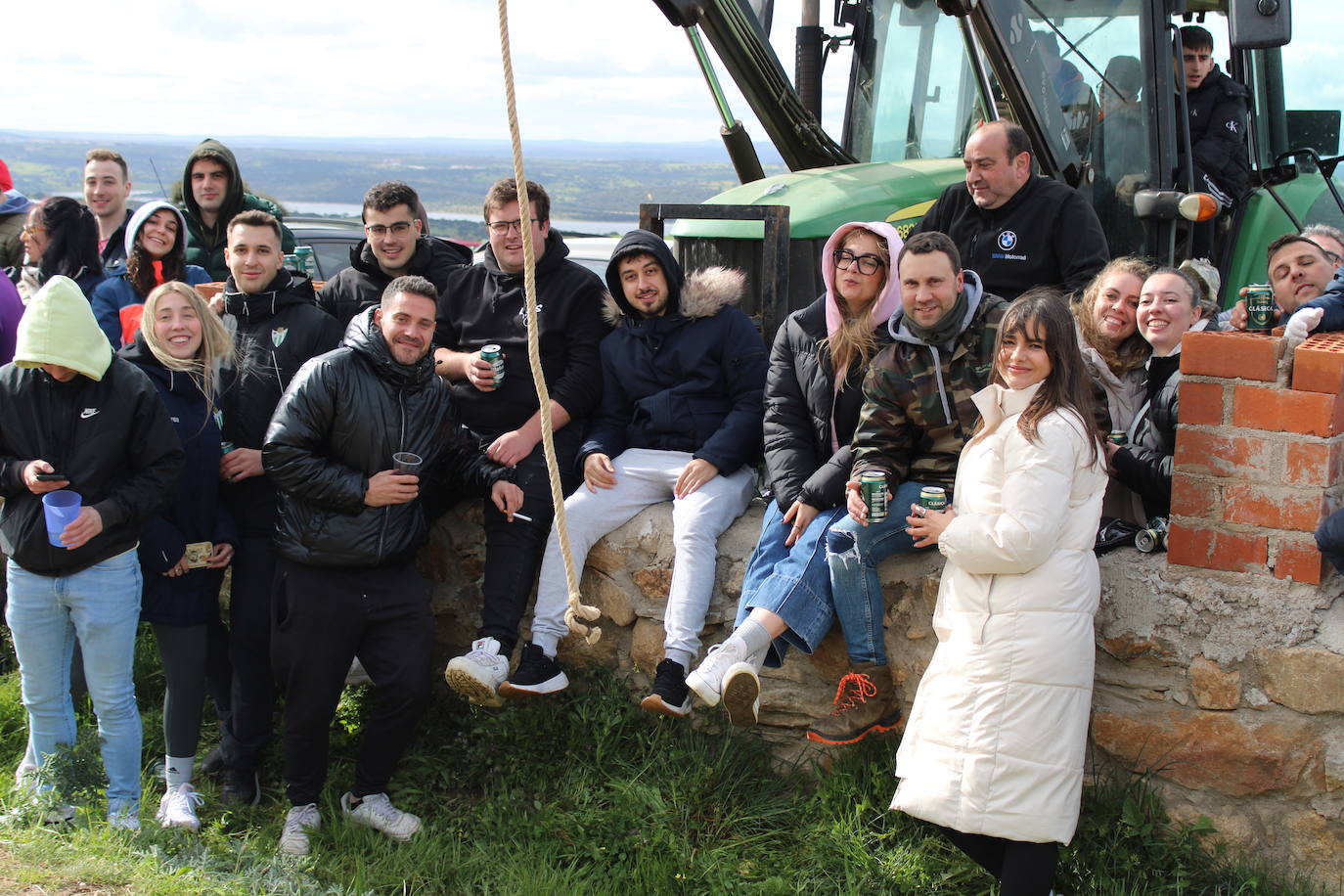 Los quintos de Cespedosa de Tormes celebran la carrera de cintas
