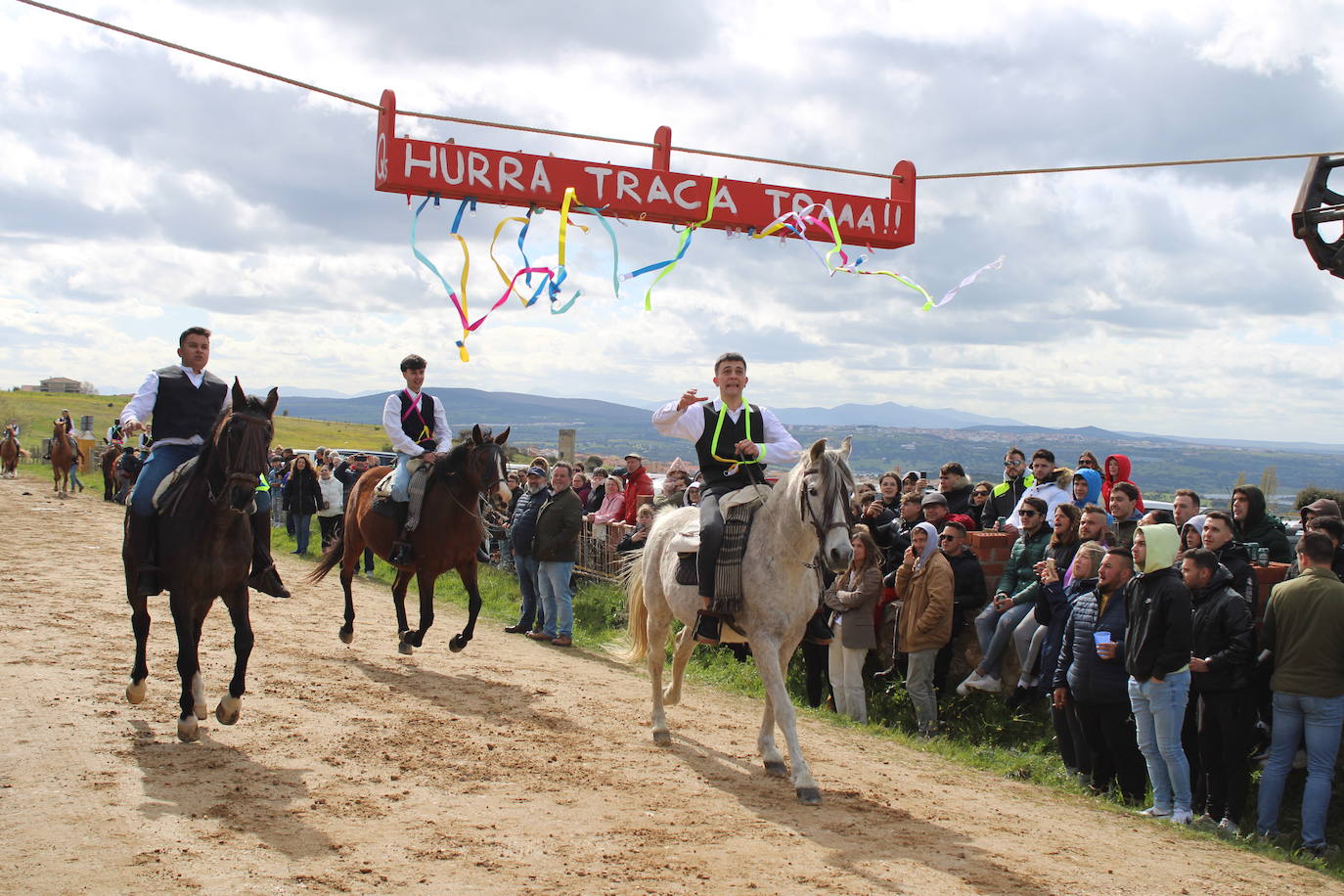 Los quintos de Cespedosa de Tormes celebran la carrera de cintas