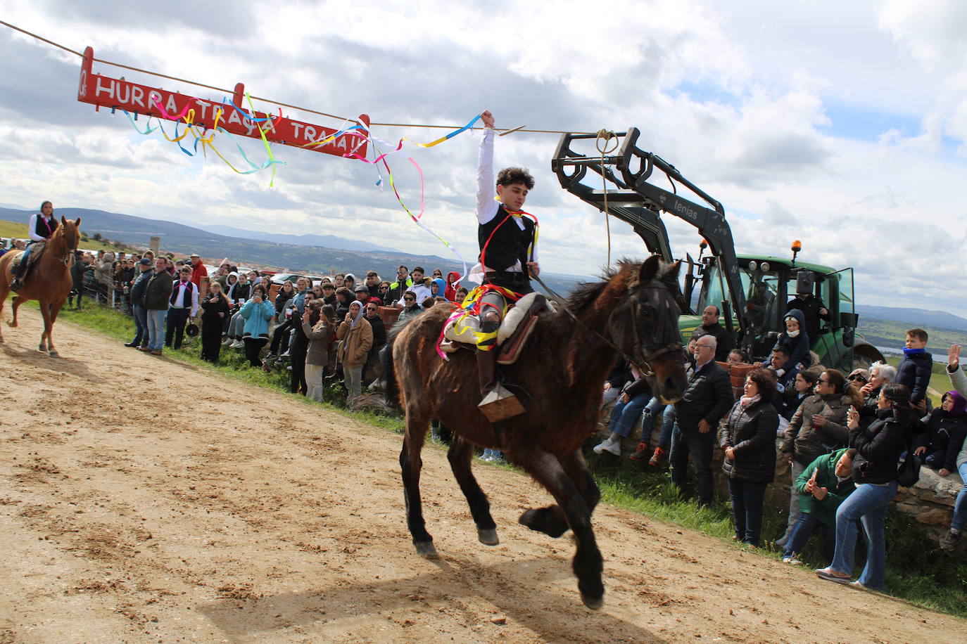 Los quintos de Cespedosa de Tormes celebran la carrera de cintas
