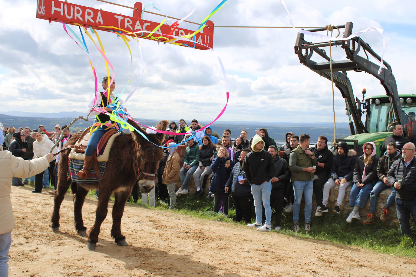 Los quintos de Cespedosa de Tormes celebran la carrera de cintas